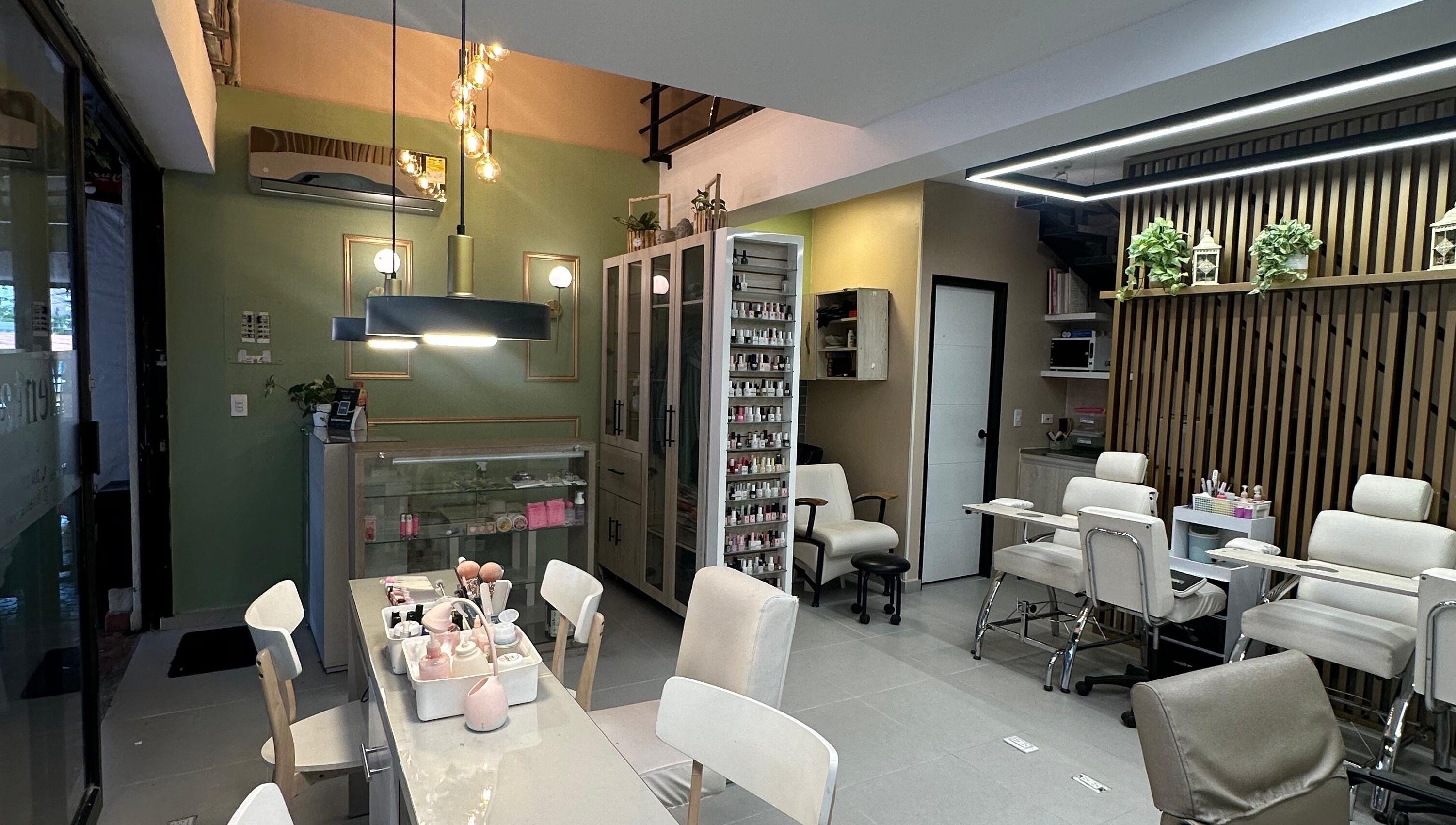 Interior moderno del MENTA SALON, Pereira, Risaralda, CO con decoración elegante y asientos cómodos.