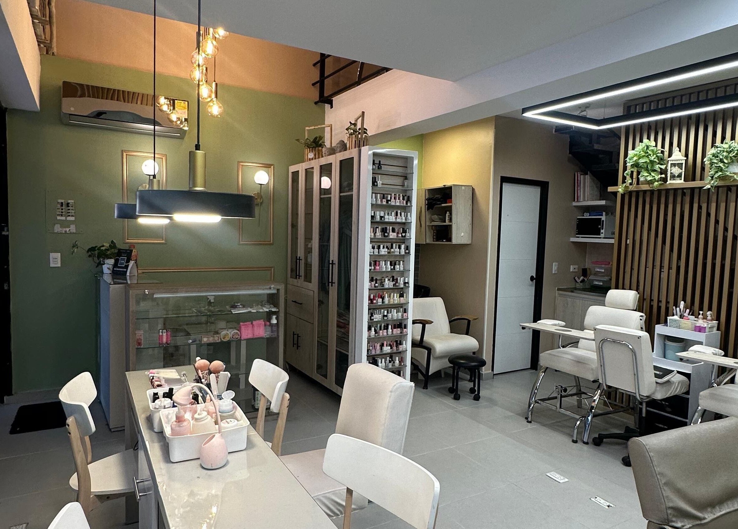 Interior moderno del MENTA SALON, Pereira, Risaralda, CO con decoración elegante y asientos cómodos.