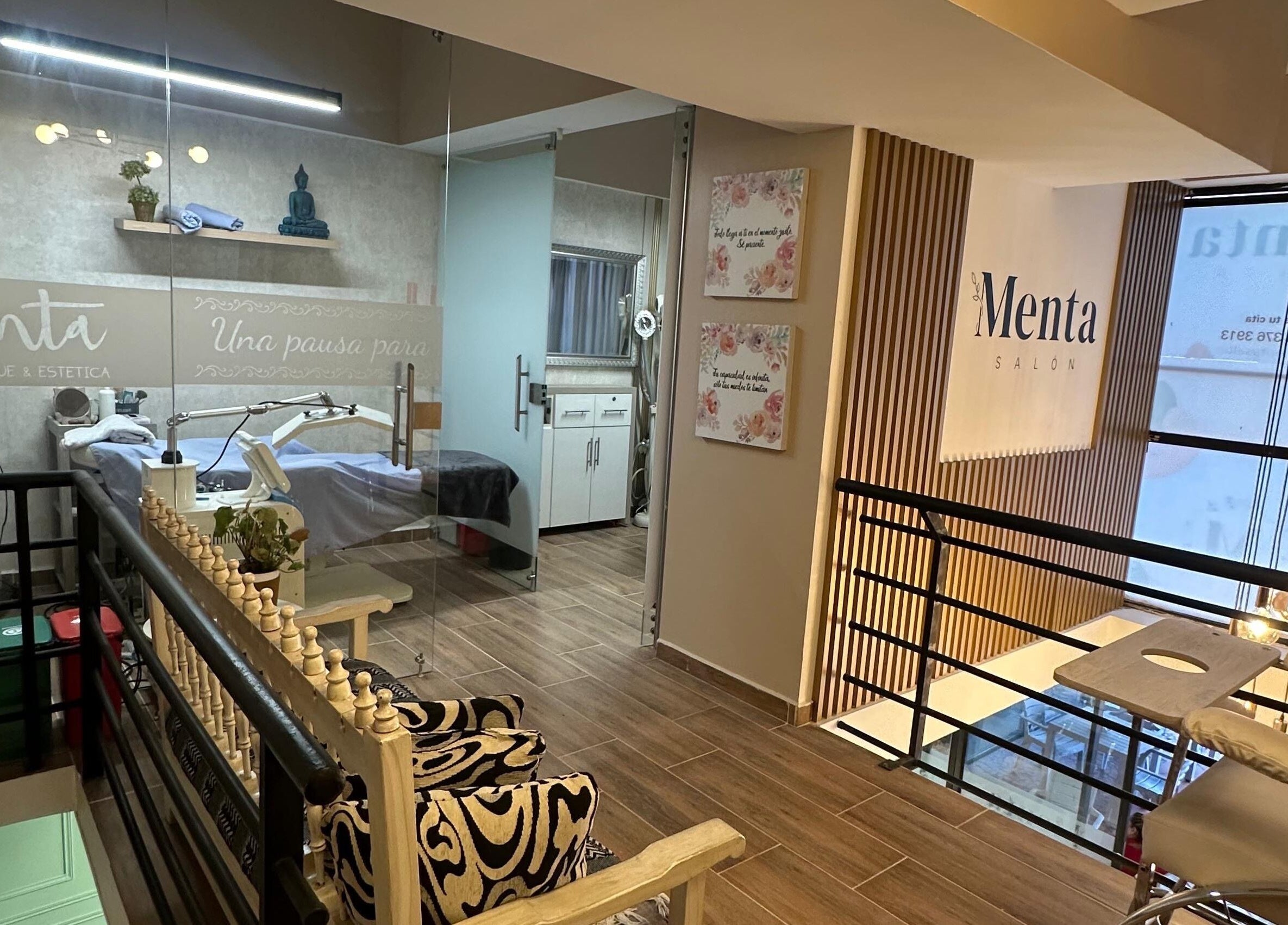 Interior elegante de MENTA SALON, Pereira, Risaralda, CO, mostrando una sala moderna y acogedora.