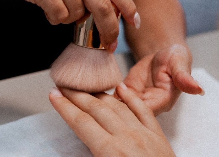 Servicio de manicura profesional en MENTA SALON, Pereira, Risaralda, CO, destacando un toque final impecable.