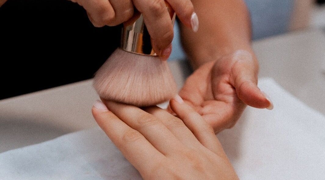 Servicio de manicura profesional en MENTA SALON, Pereira, Risaralda, CO, destacando un toque final impecable.