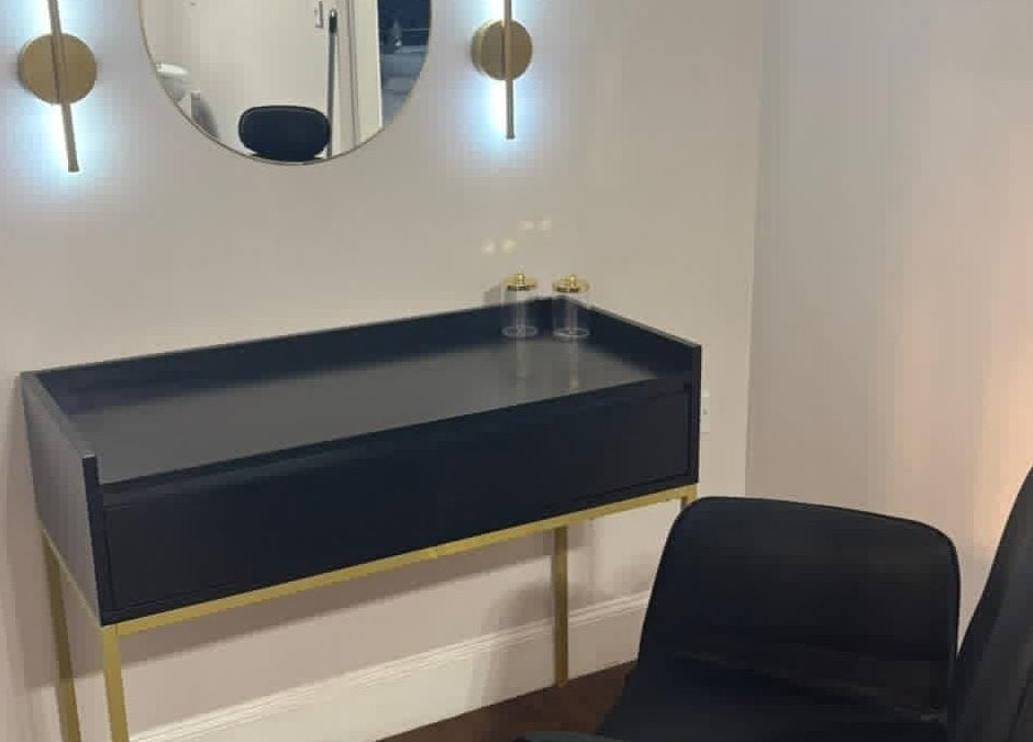 Elegant makeup station at Chantelle Fairbairn Makeup Artistry, Camelon, Scotland, GB.