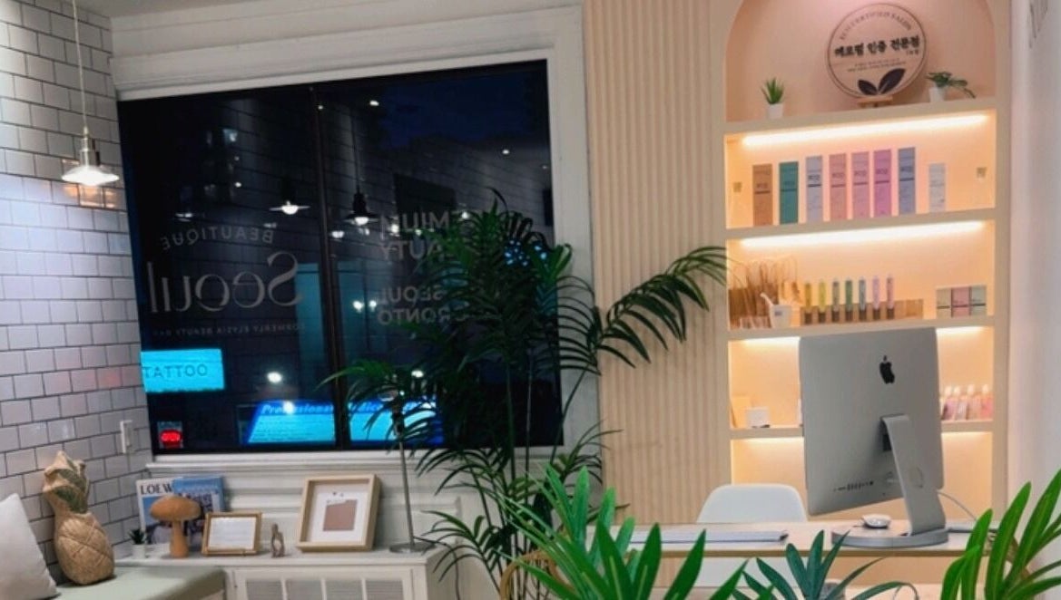 Cozy interior of Beautique Seoul Studio in Toronto, Ontario, CA, featuring plants and modern decor.