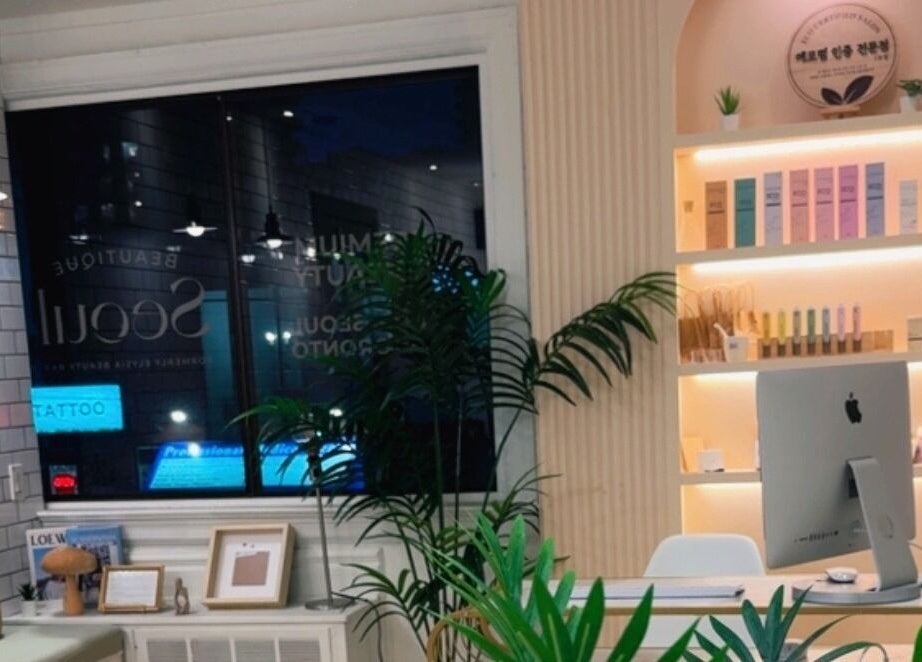 Cozy interior of Beautique Seoul Studio in Toronto, Ontario, CA, featuring plants and modern decor.