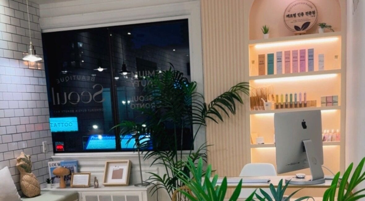 Cozy interior of Beautique Seoul Studio in Toronto, Ontario, CA, featuring plants and modern decor.