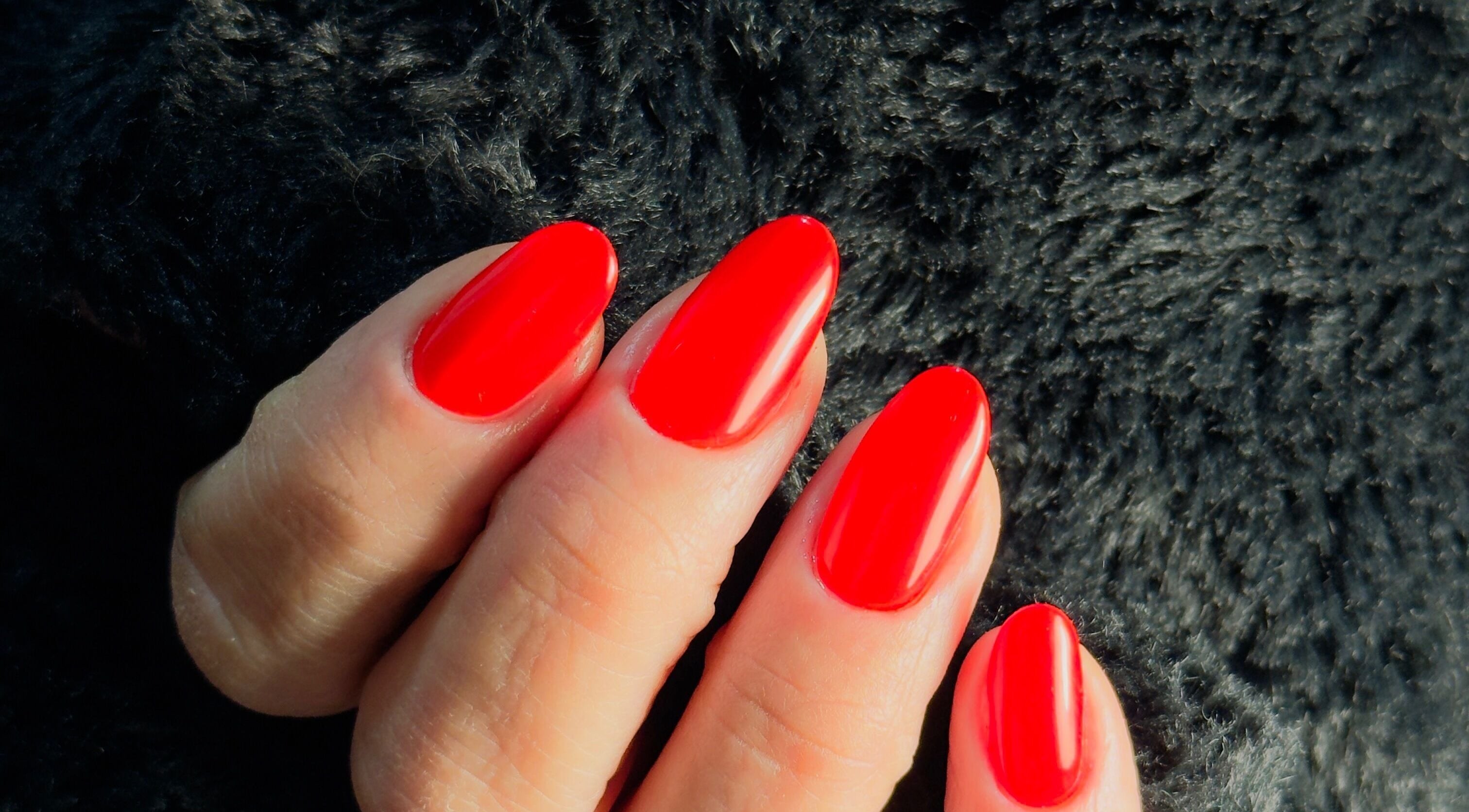 Unhas vermelhas impecáveis no Gláucia Lourenço Master em Braga, Braga, PT.