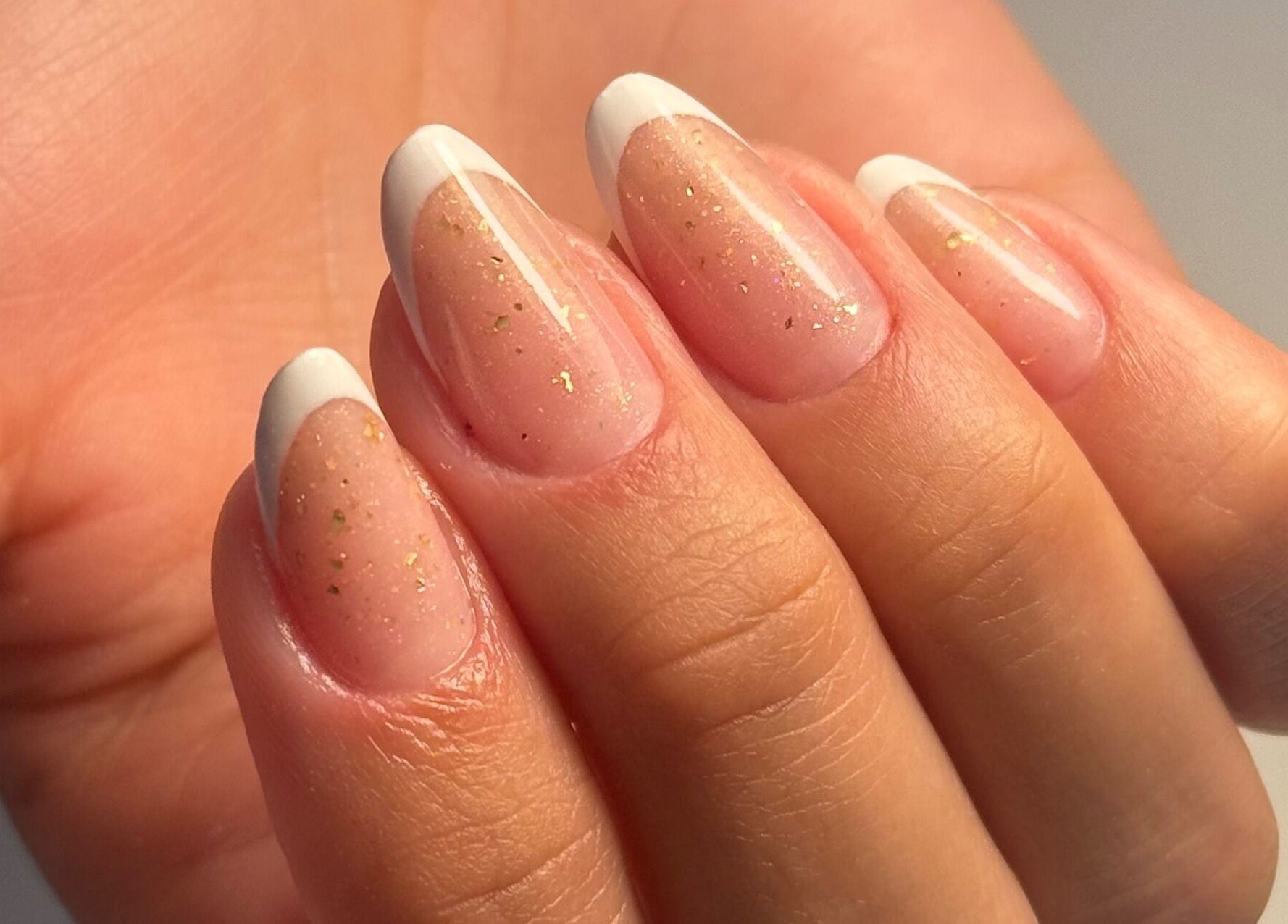 Unhas francesas com brilhos em Gláucia Lourenço Master, Braga, Braga, PT.