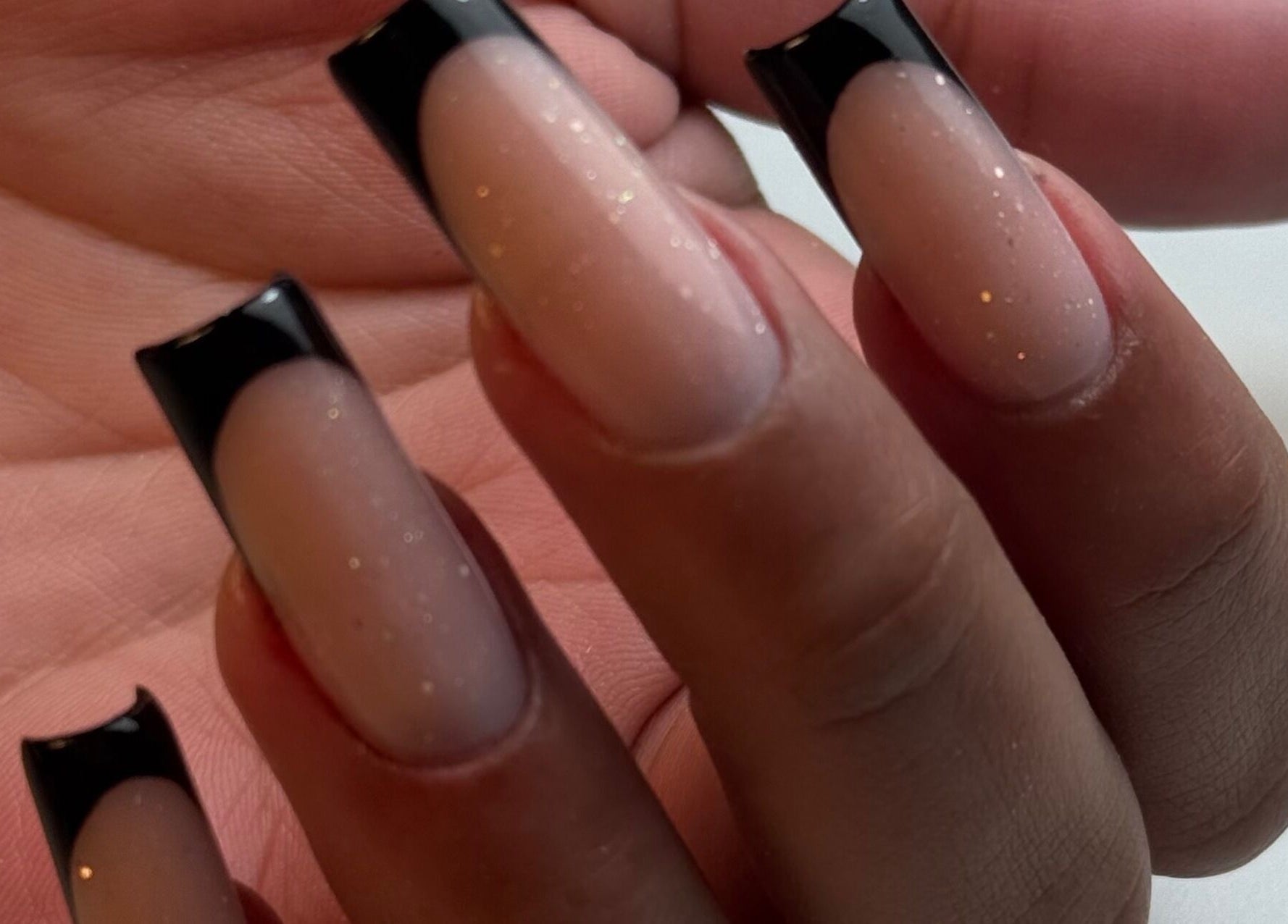 Unhas elegantes com ponta preta em Gláucia Lourenço Master, Braga, Braga, PT.