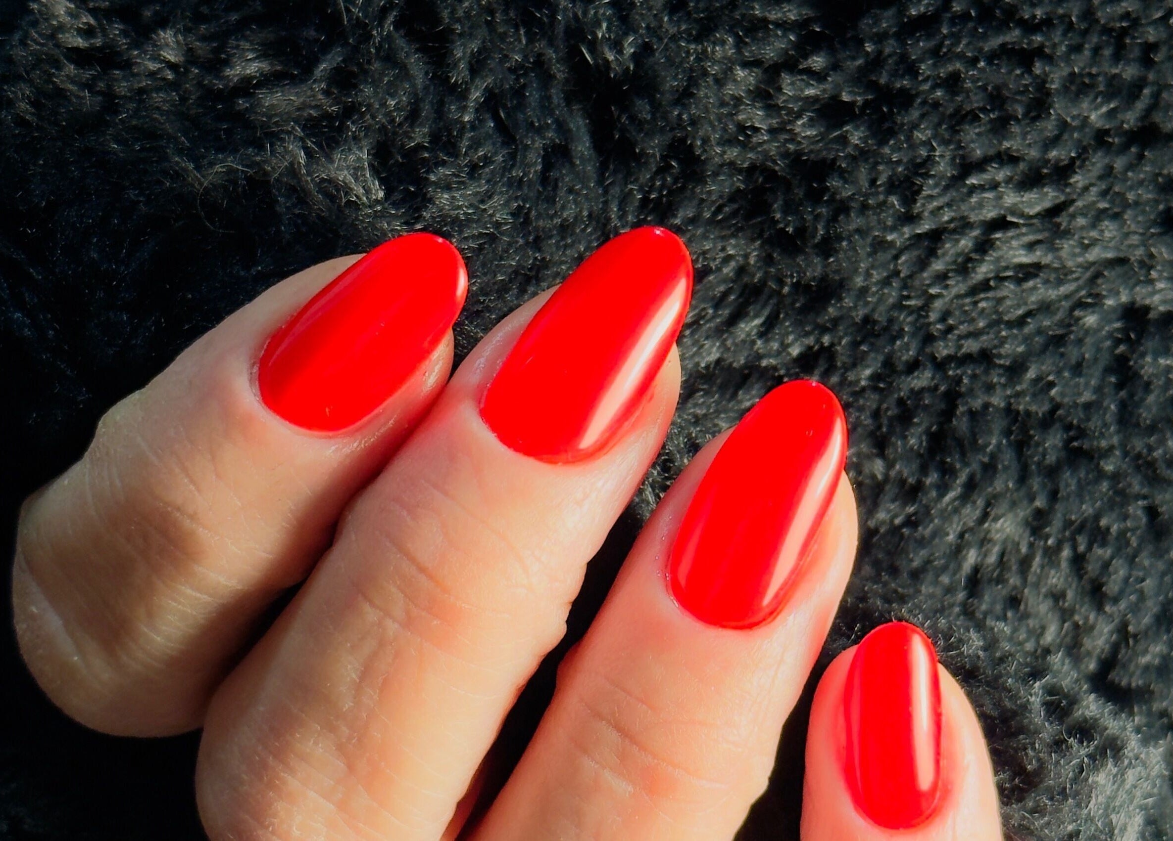 Unhas vermelhas elegantes em Guimarães, Braga, PT no Gláucia Lourenço Master.