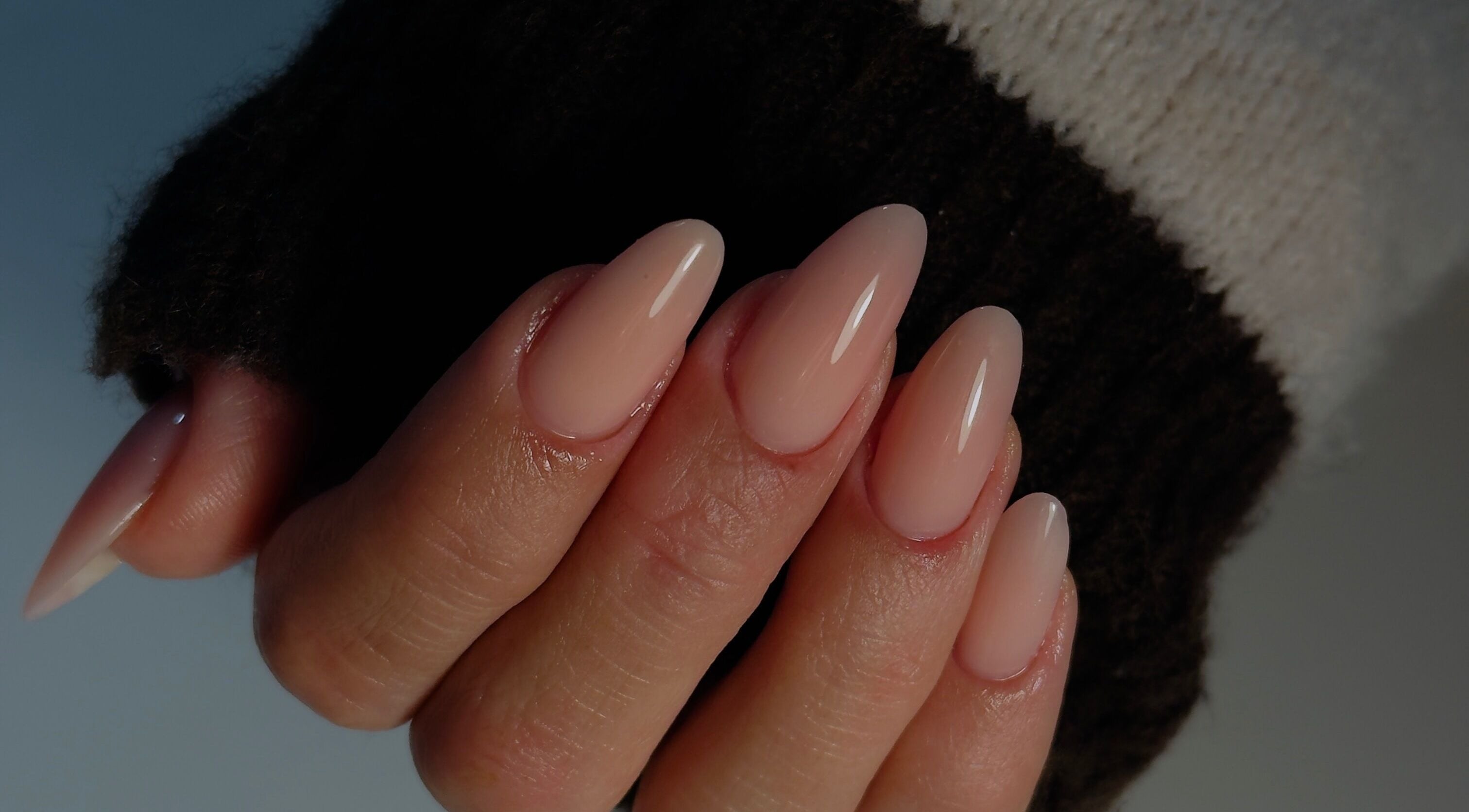 Elegantes unhas nude tratadas no Gláucia Lourenço Master, Guimarães, Braga, PT.