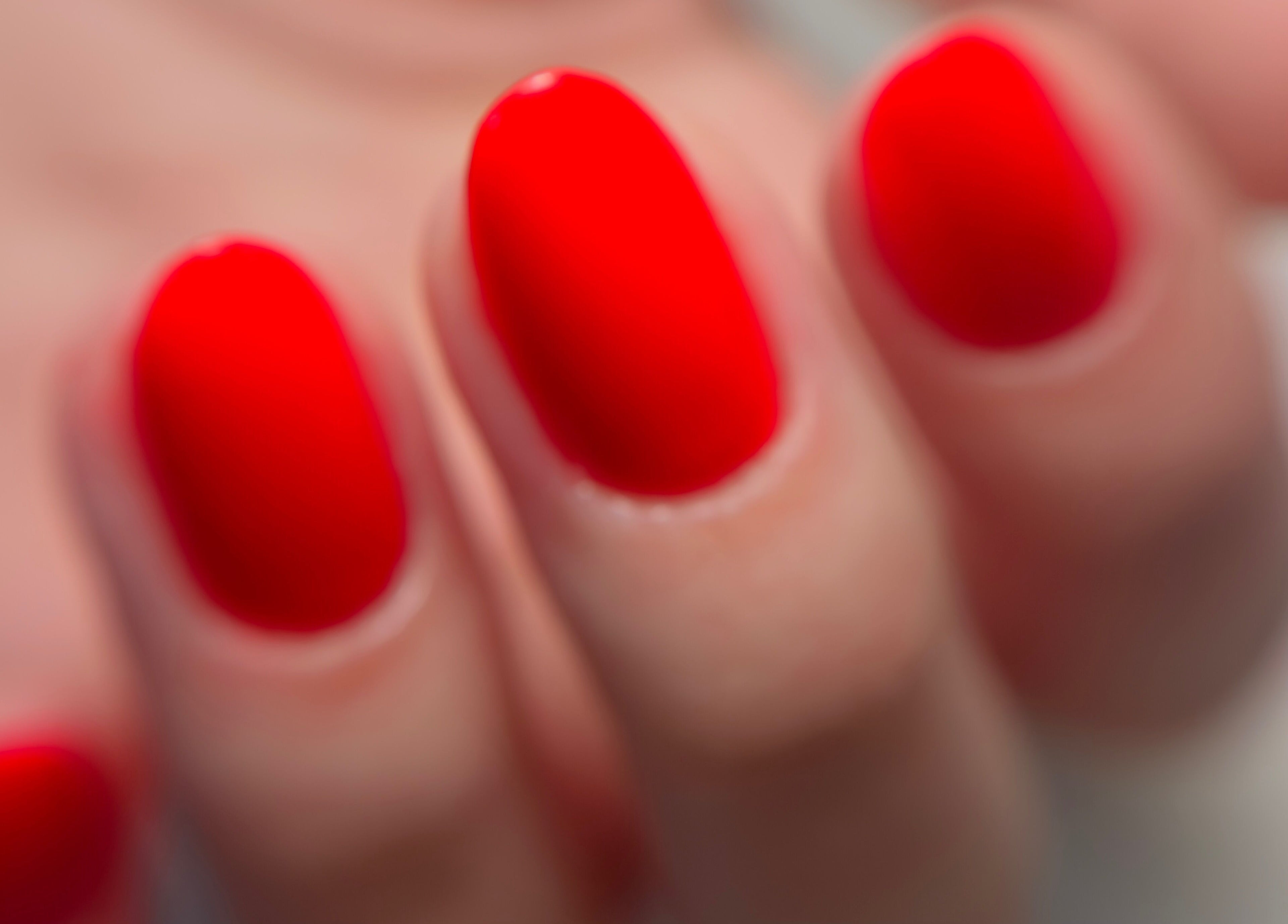 Unhas vermelhas elegantes no salão Gláucia Lourenço Master em Guimarães, Braga, PT.