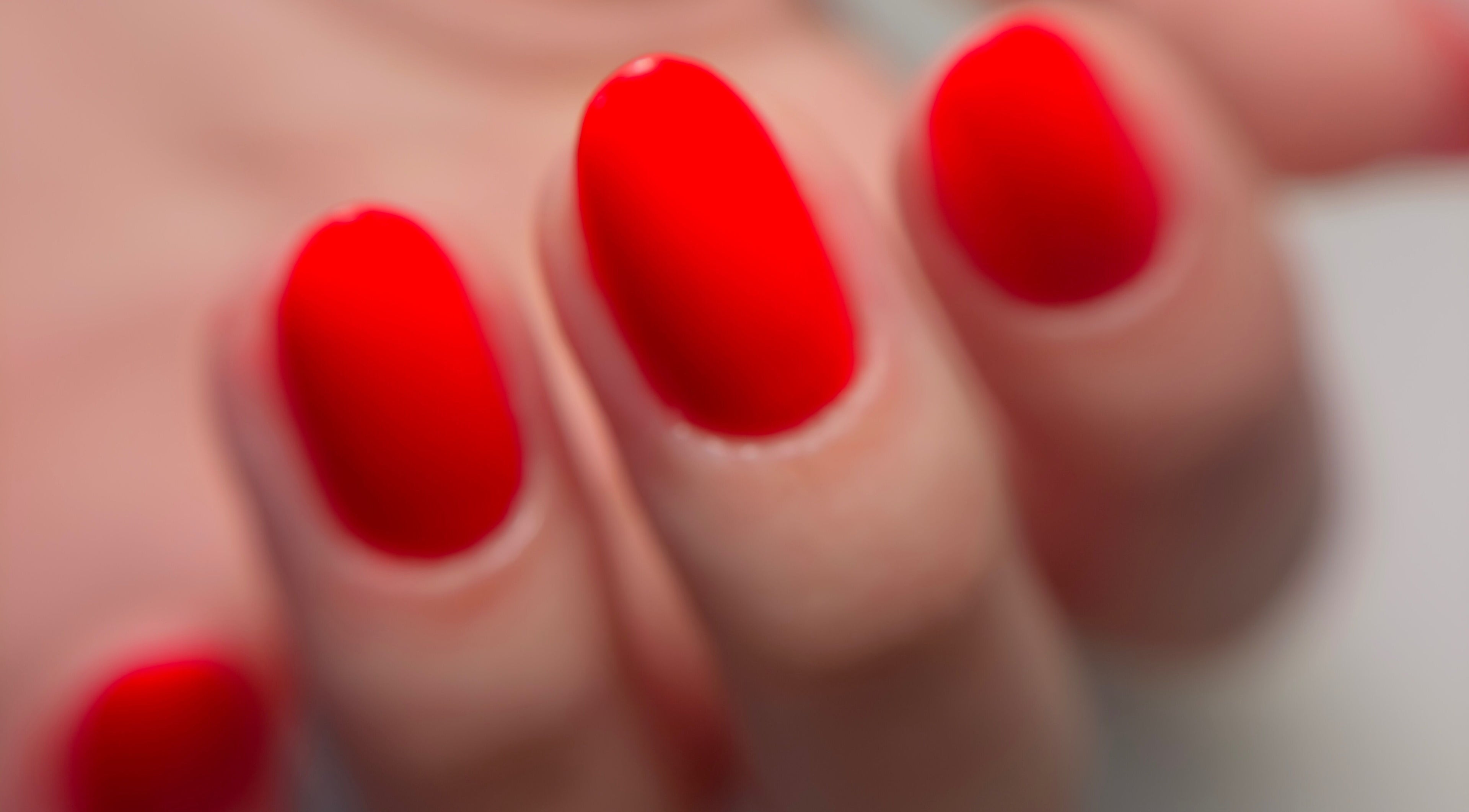 Unhas vermelhas elegantes no salão Gláucia Lourenço Master em Guimarães, Braga, PT.