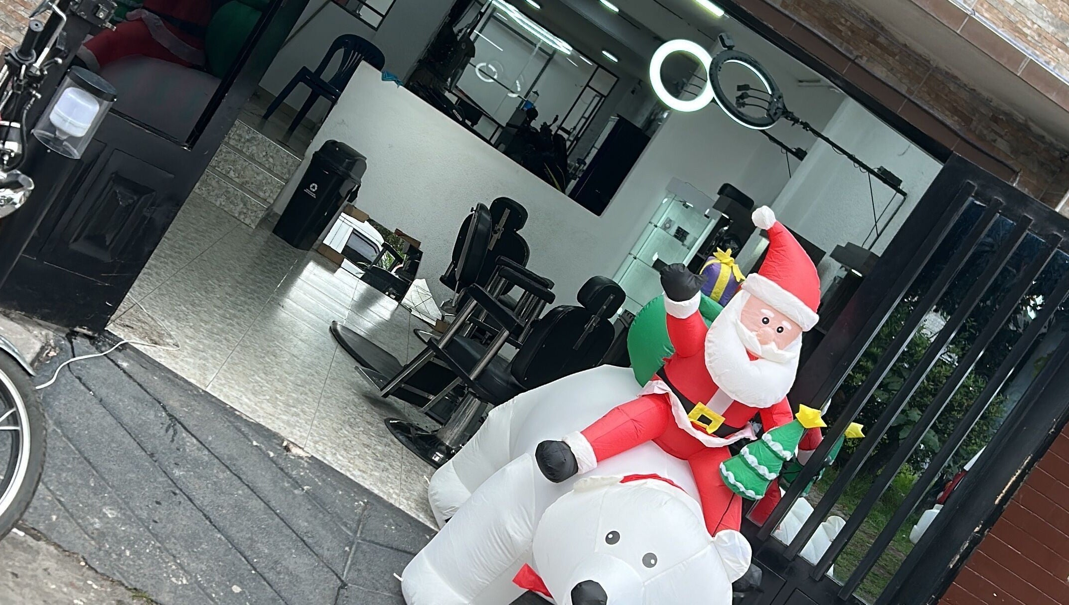 Decoración navideña en The Royce Barber House, Bogotá, Bogotá, CO. Entrada festiva con Papá Noel.