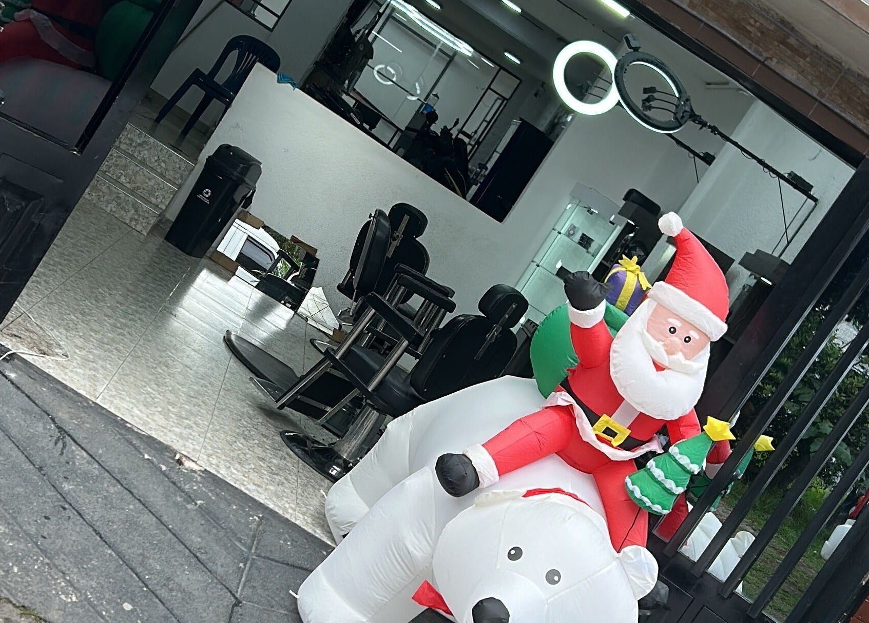 Decoración navideña en The Royce Barber House, Bogotá, Bogotá, CO. Entrada festiva con Papá Noel.