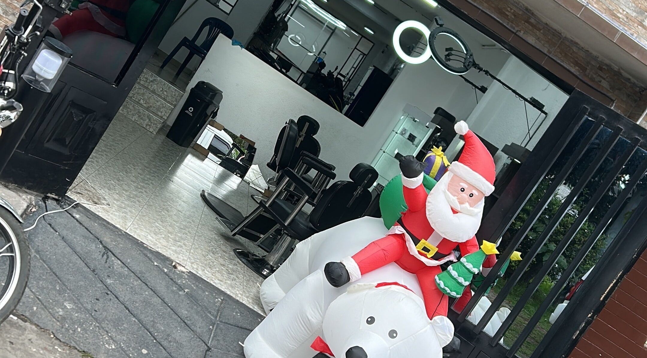 Decoración navideña en The Royce Barber House, Bogotá, Bogotá, CO. Entrada festiva con Papá Noel.