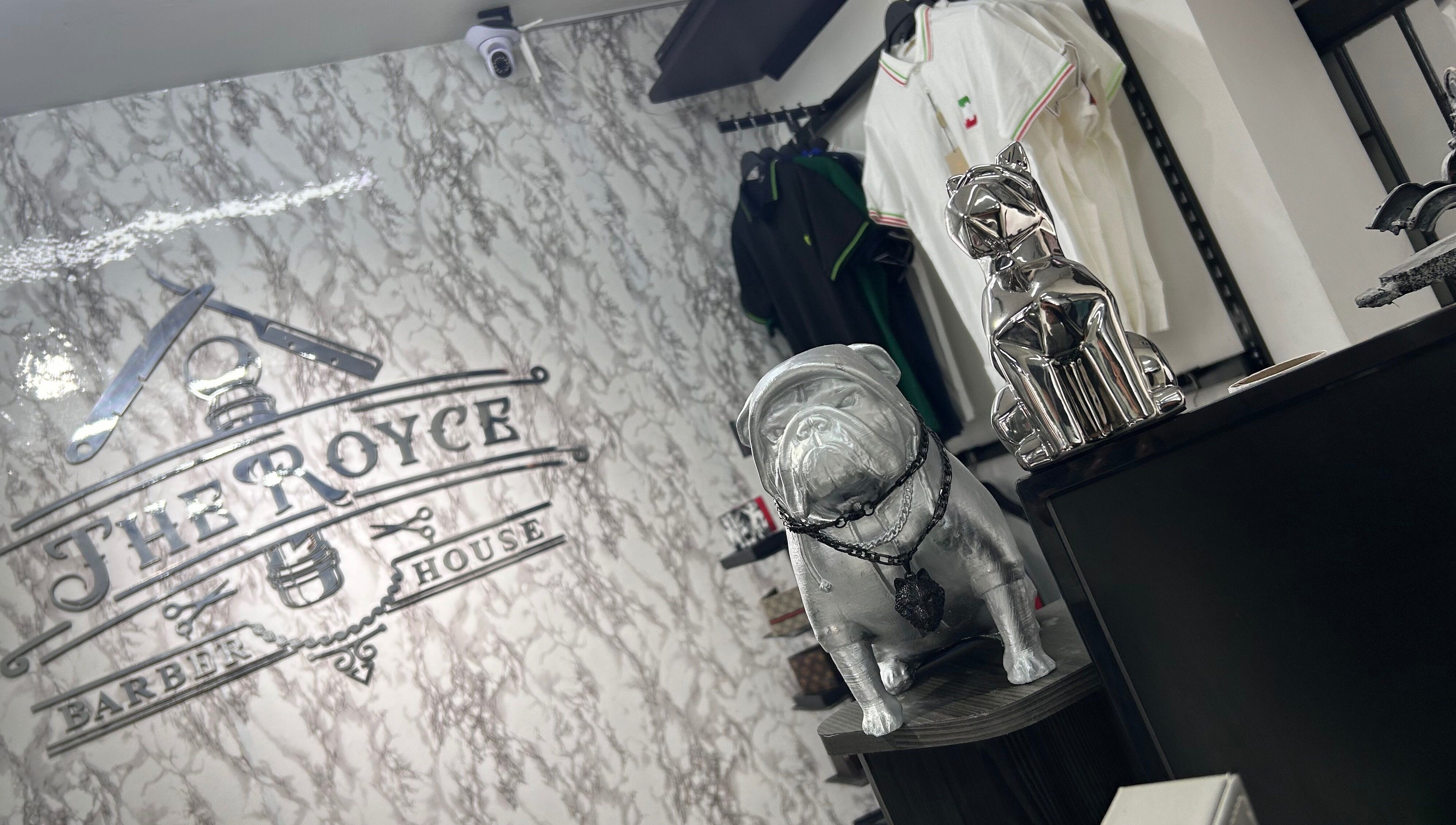 Estatuas metálicas decoran la recepción de The Royce Barber House en Bogotá, Bogotá, CO.