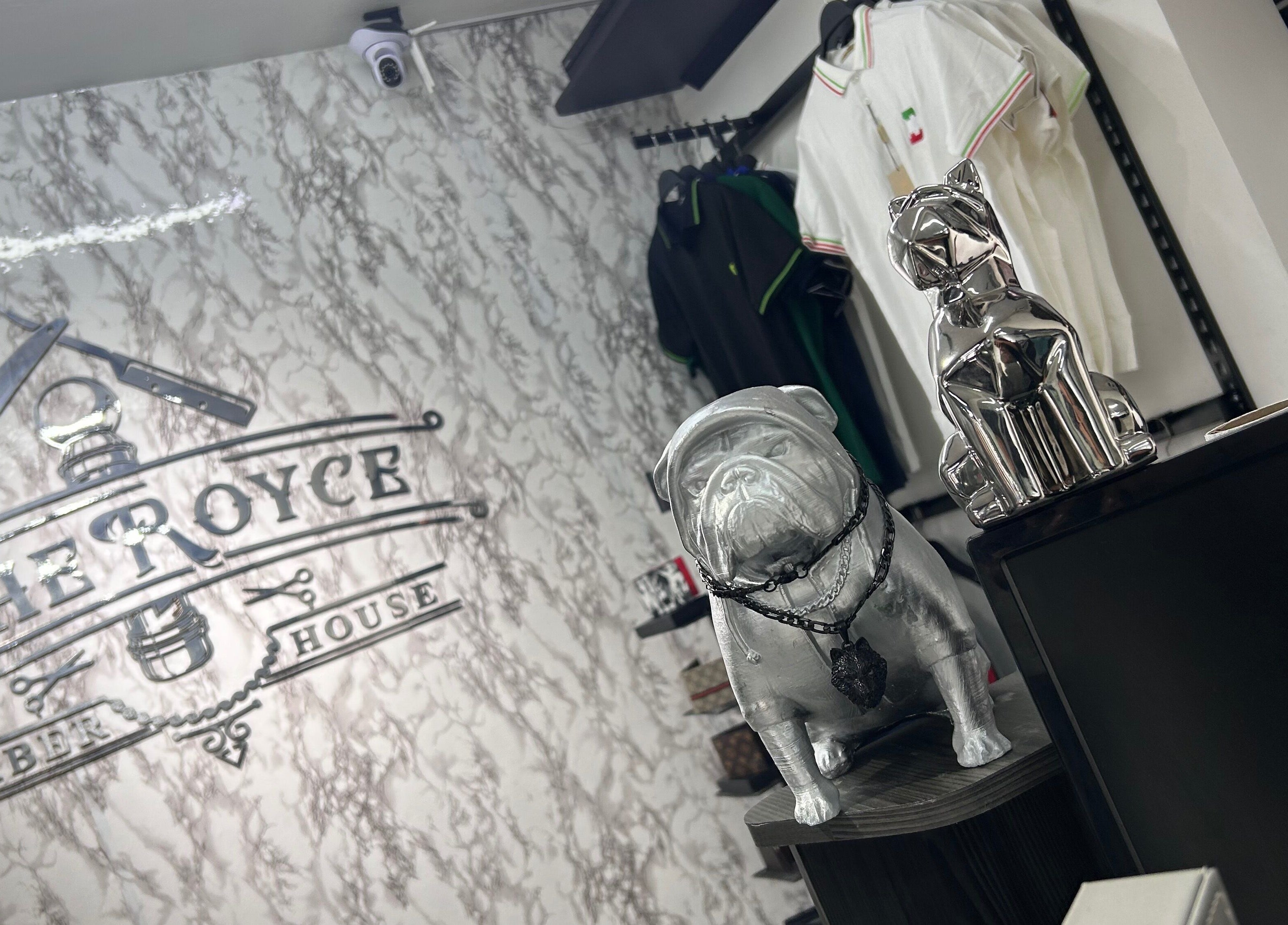 Estatuas metálicas decoran la recepción de The Royce Barber House en Bogotá, Bogotá, CO.