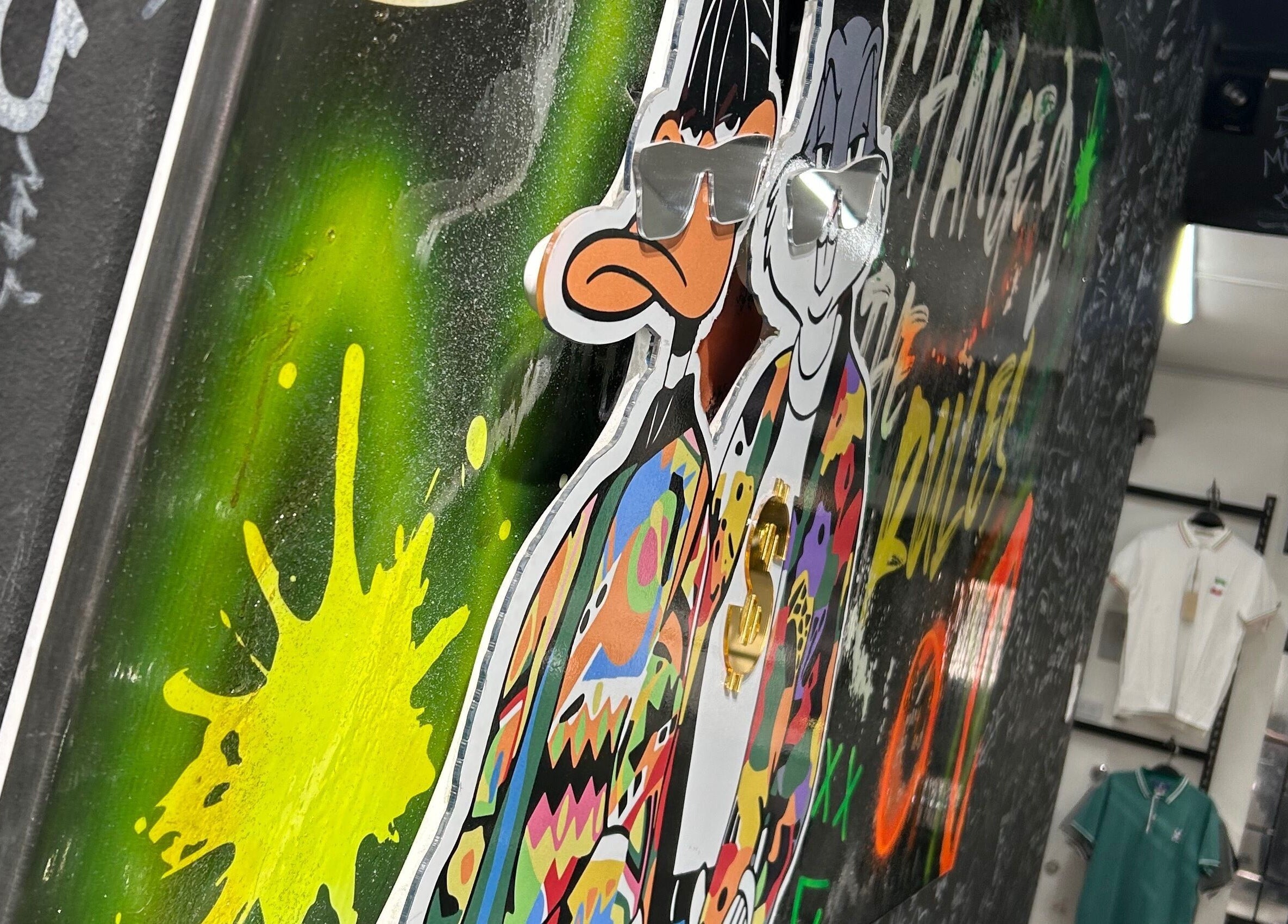 Arte vibrante y urbano en The Royce Barber House, Bogotá, Bogotá, CO, destacando un diseño gráfico audaz.