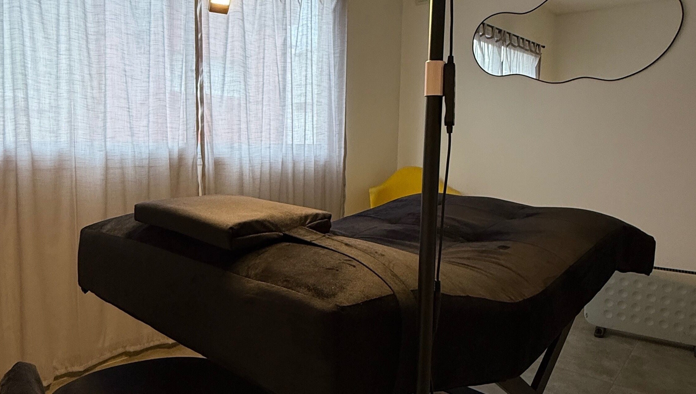 Habitación de masaje en kairoestudio.cz, Buenos Aires, ituzaingo, AR. Ambiente acogedor con cama negra.