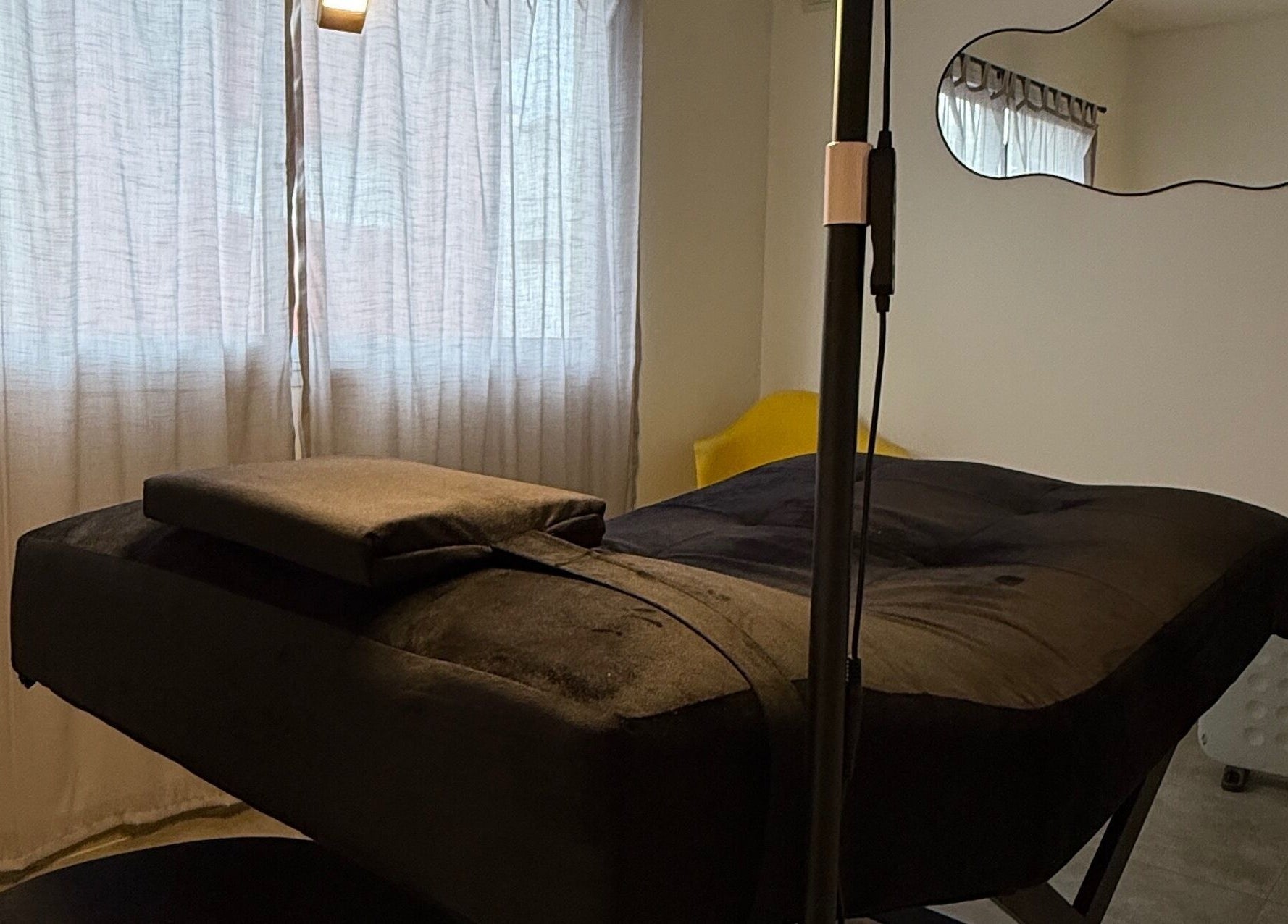 Habitación de masaje en kairoestudio.cz, Buenos Aires, ituzaingo, AR. Ambiente acogedor con cama negra.