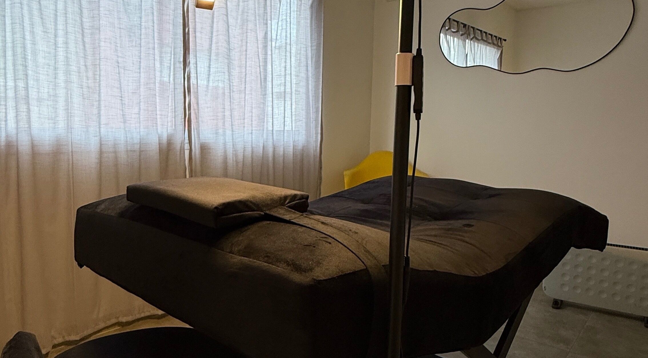 Habitación de masaje en kairoestudio.cz, Buenos Aires, ituzaingo, AR. Ambiente acogedor con cama negra.