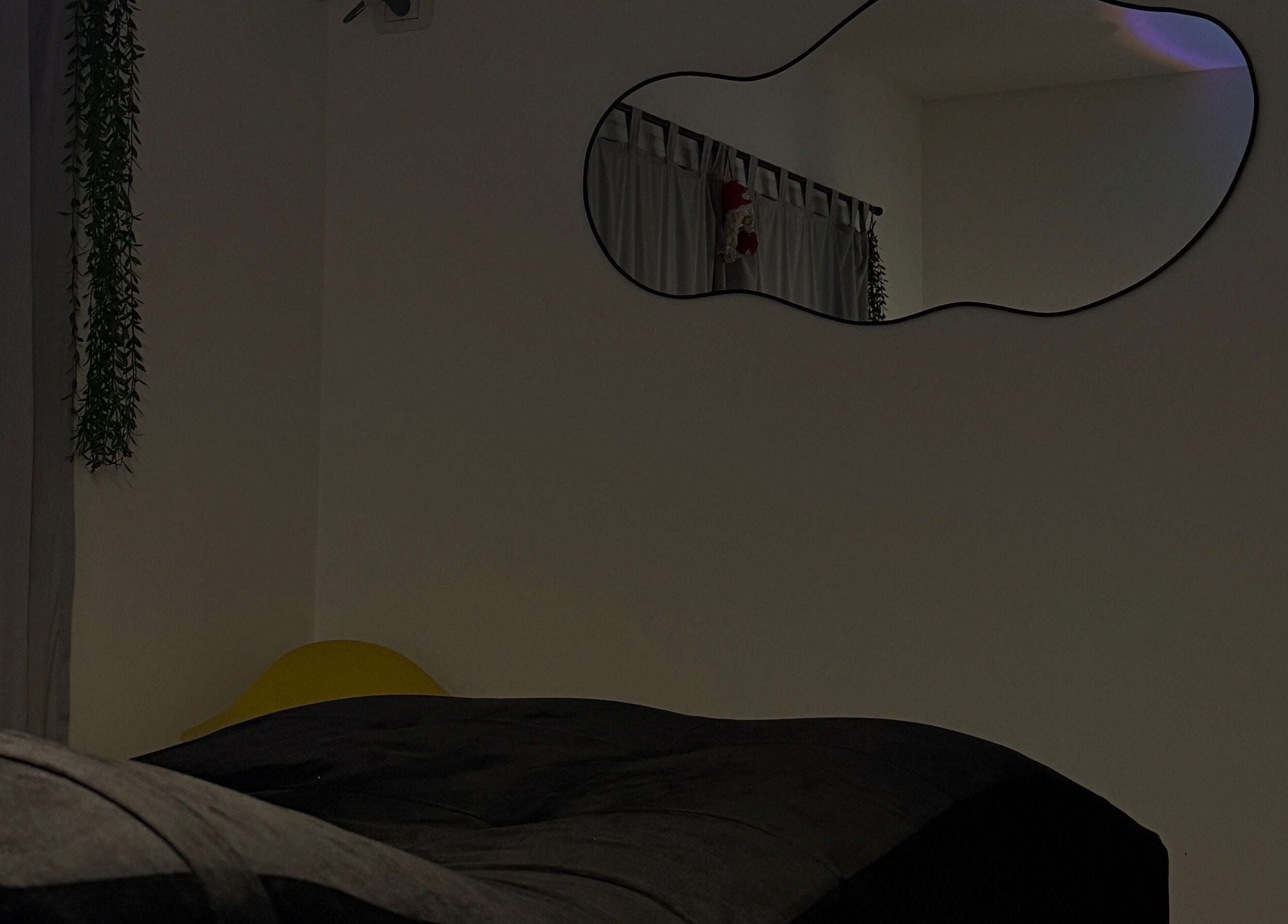 Espejo decorativo en kairoestudio.cz, Buenos Aires, ituzaingo, AR, creando un ambiente relajante.