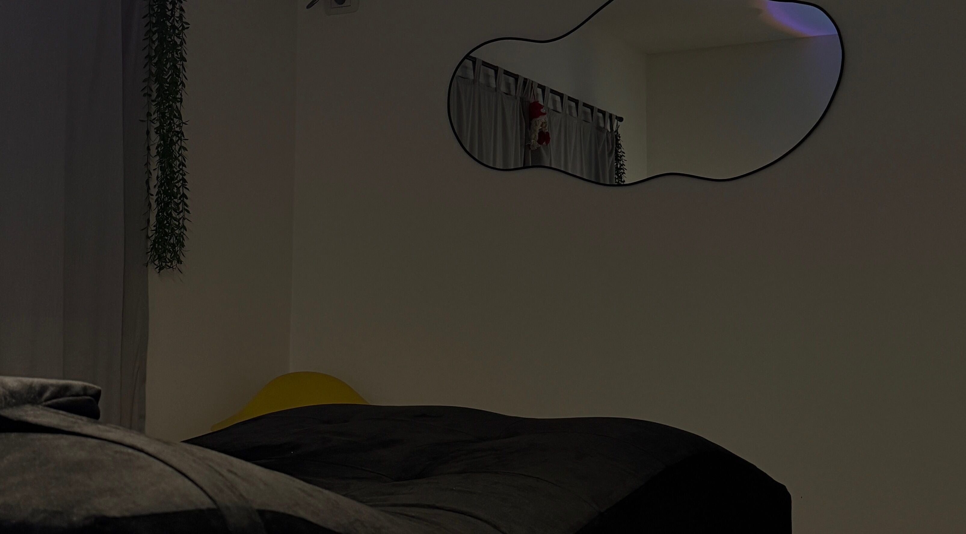 Espejo decorativo en kairoestudio.cz, Buenos Aires, ituzaingo, AR, creando un ambiente relajante.