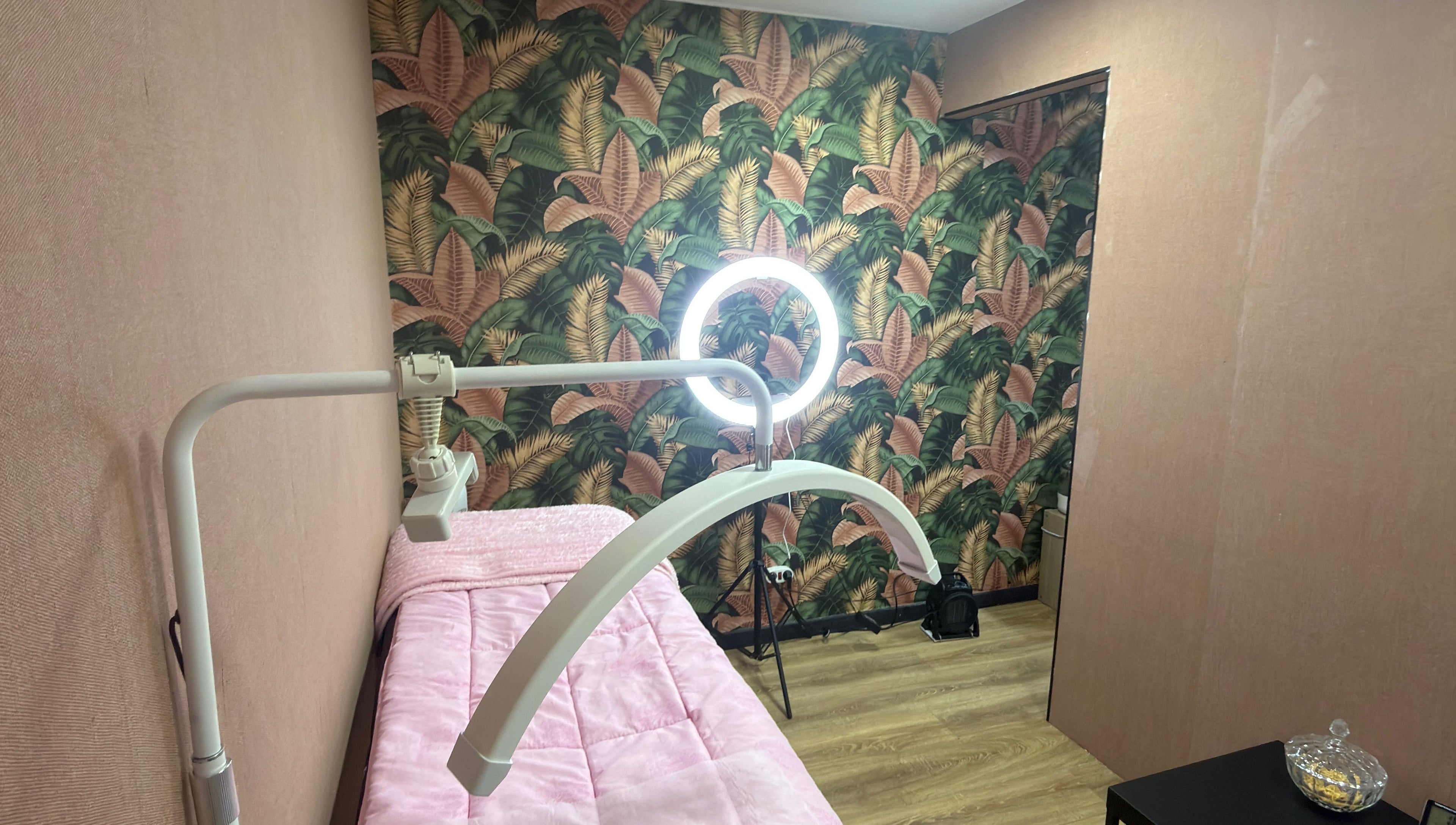 Sala de tratamento com parede tropical no Nay Mendes Beauty, Saint-gilles, Bruxelles, BE.