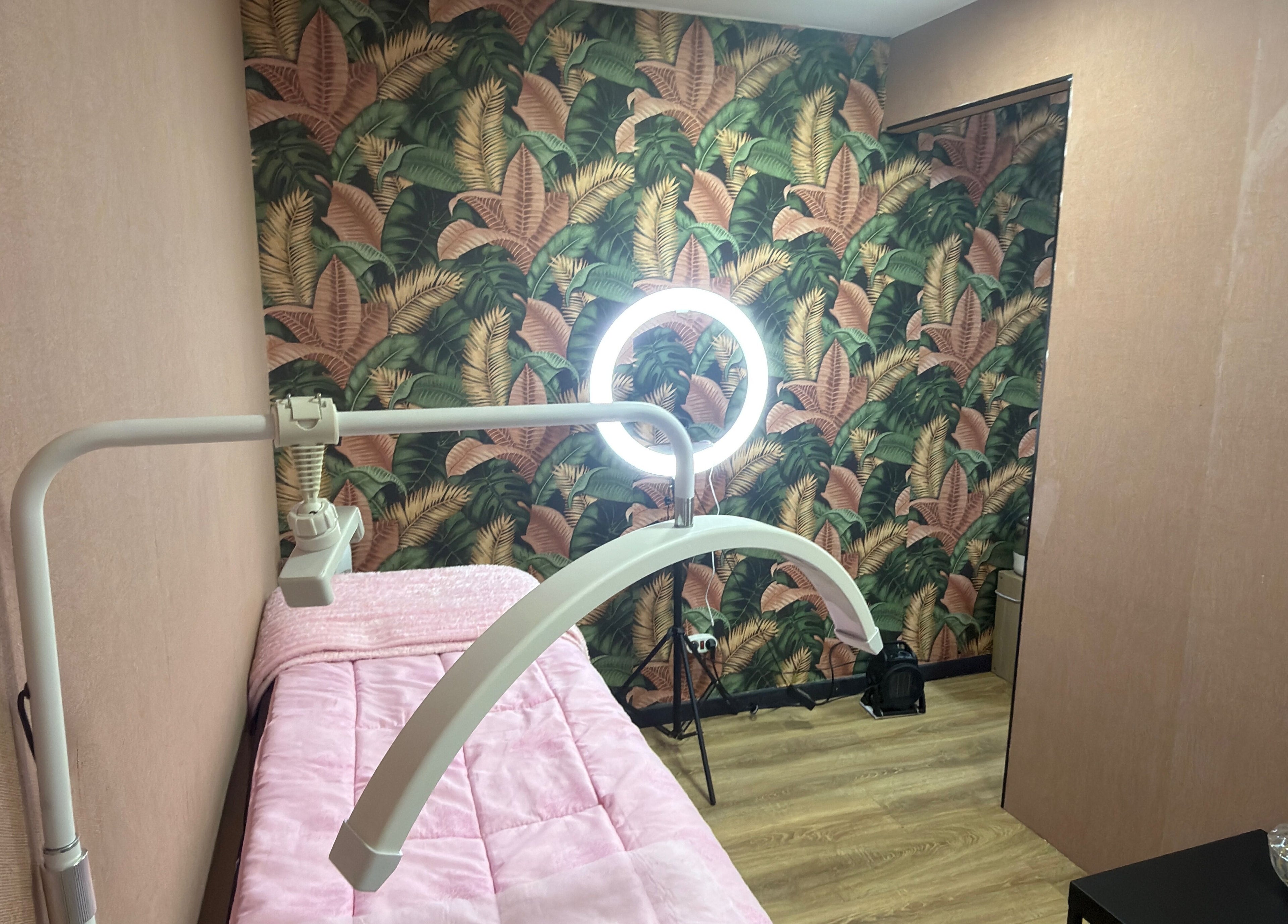 Sala de tratamento com parede tropical no Nay Mendes Beauty, Saint-gilles, Bruxelles, BE.