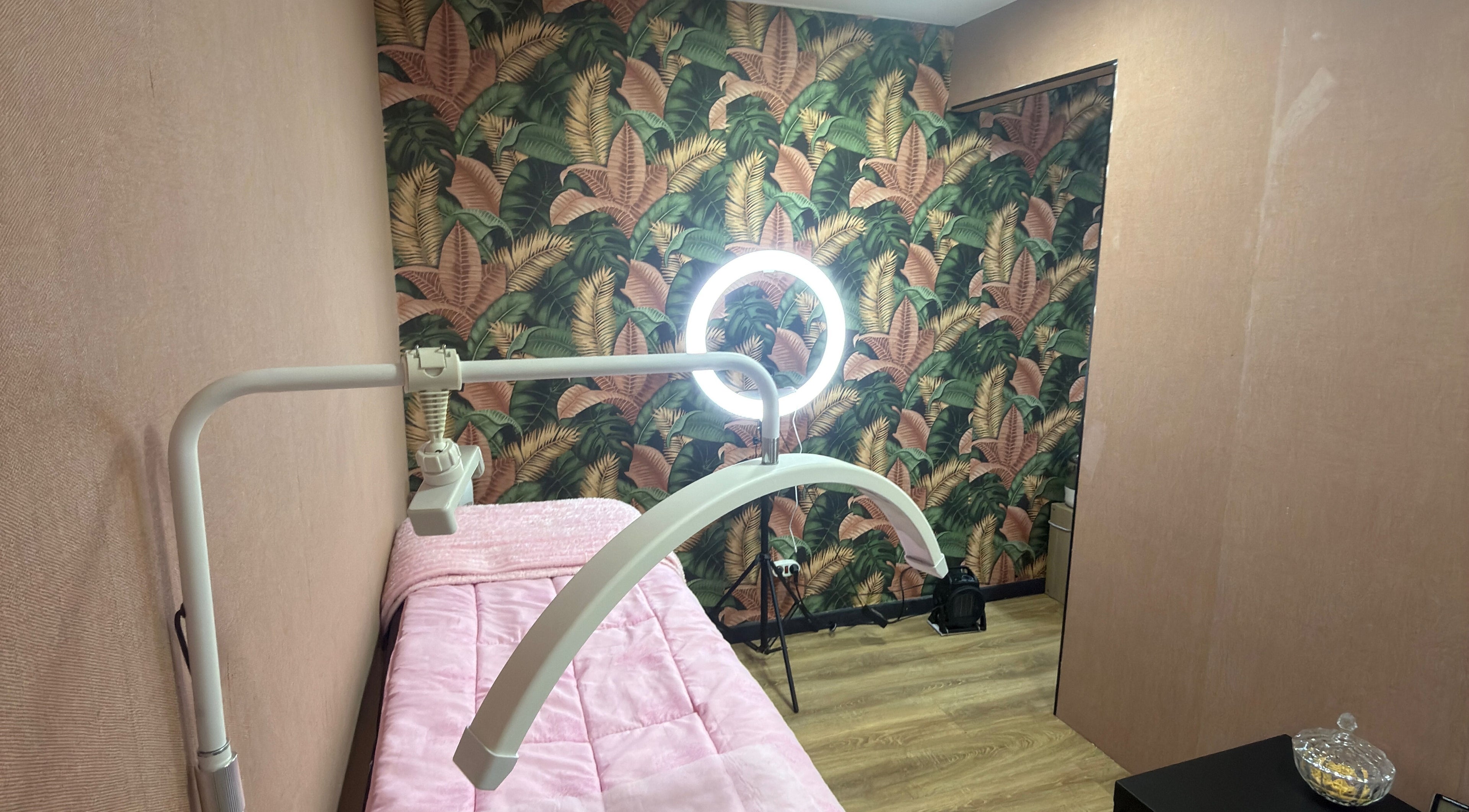 Sala de tratamento com parede tropical no Nay Mendes Beauty, Saint-gilles, Bruxelles, BE.