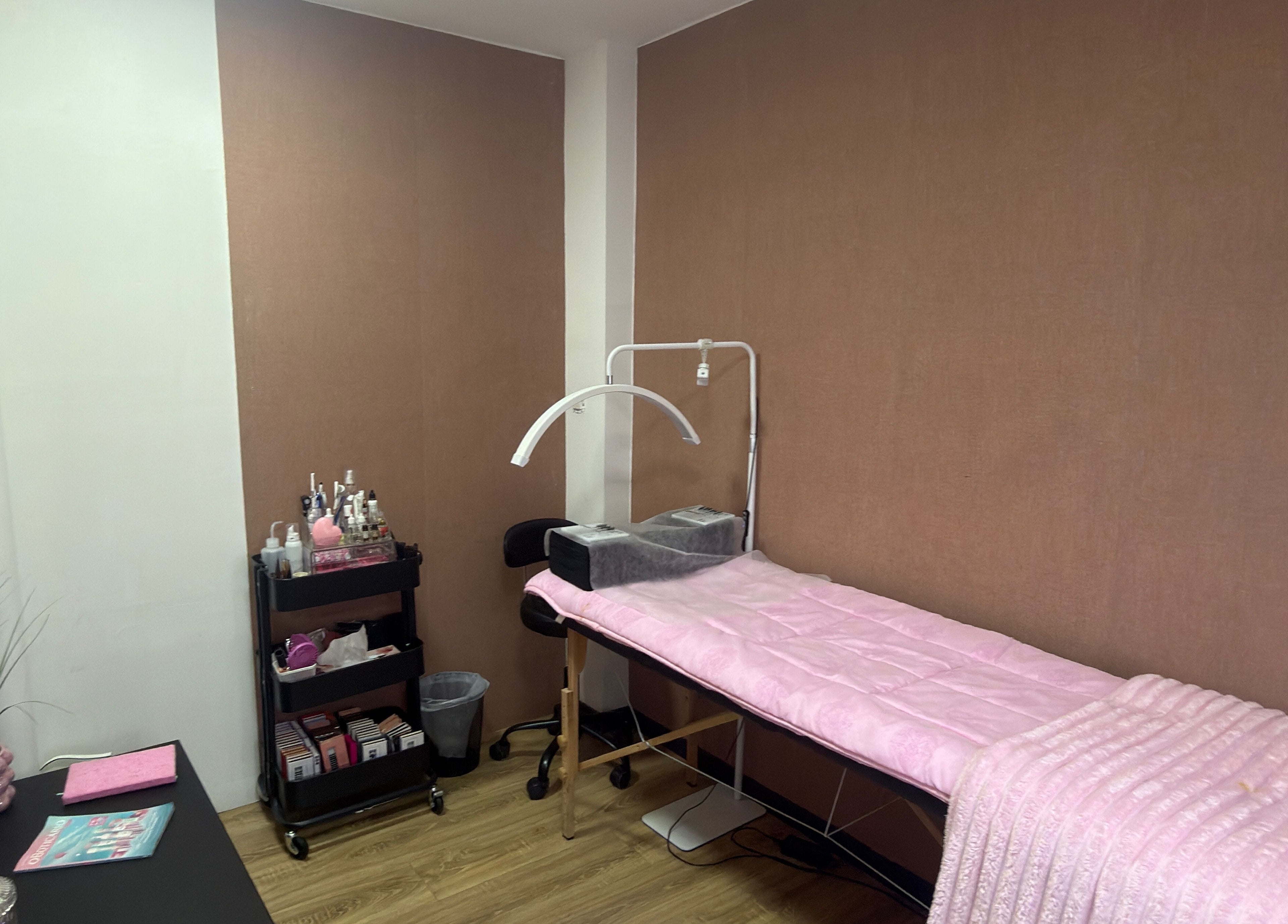 Sala de tratamento com maca rosa no Nay Mendes Beauty em Saint-gilles, Bruxelles, BE.