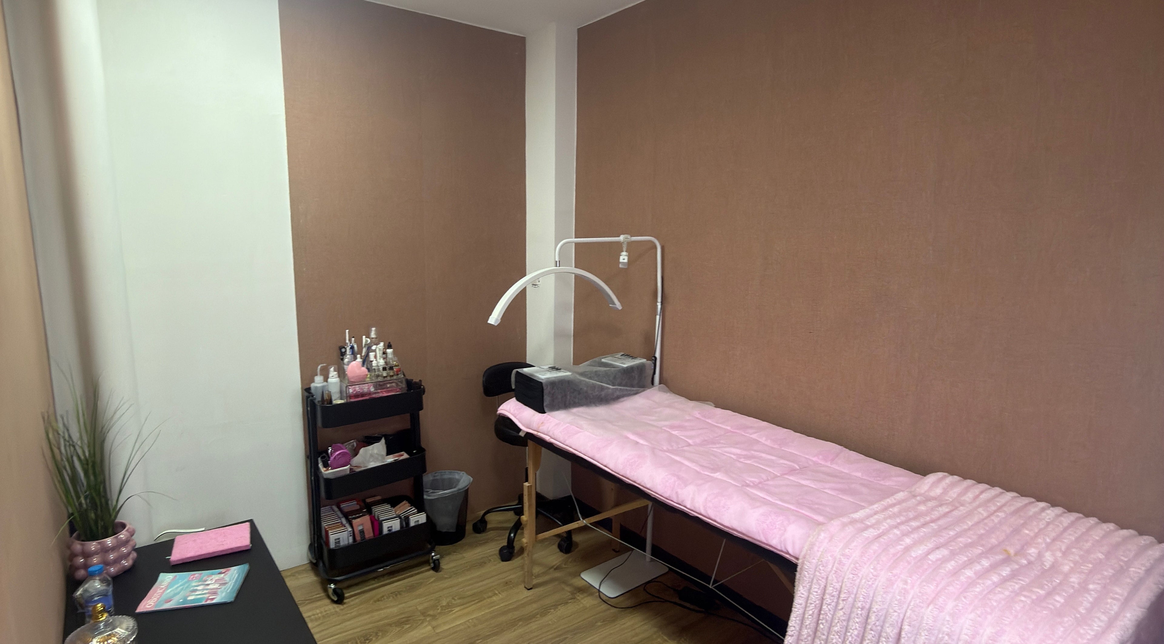 Sala de tratamento com maca rosa no Nay Mendes Beauty em Saint-gilles, Bruxelles, BE.