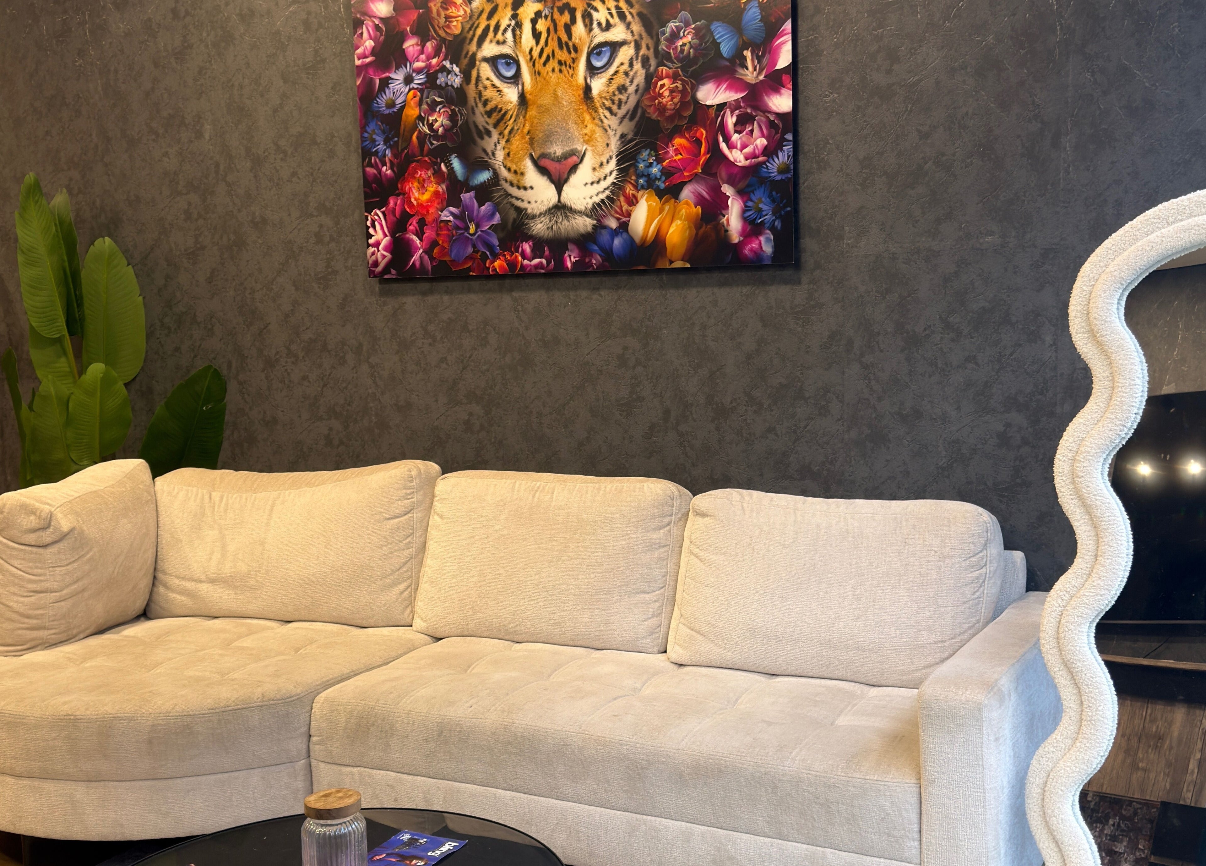 Sala acolhedora em Nay Mendes Beauty, Saint-gilles, Bruxelles, BE, com sofá bege e arte de tigre.