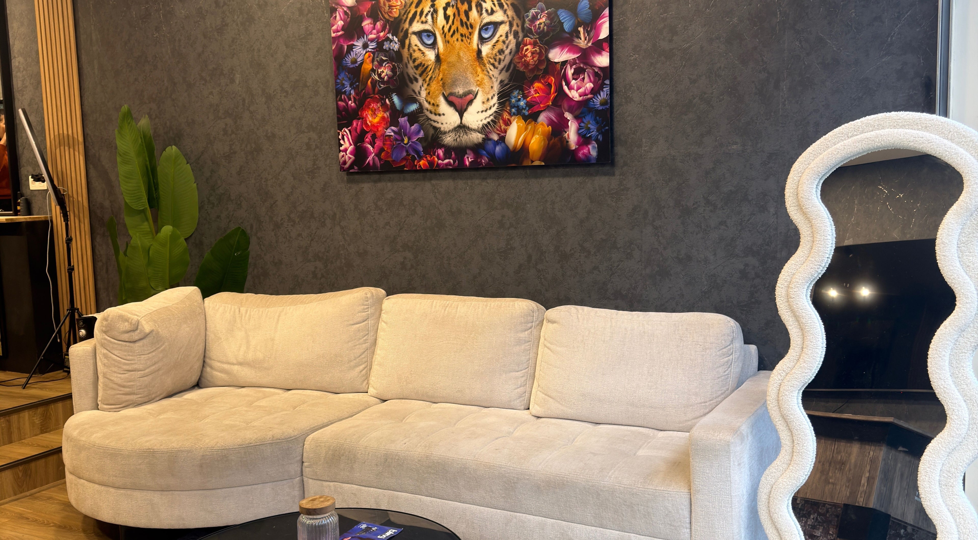 Sala acolhedora em Nay Mendes Beauty, Saint-gilles, Bruxelles, BE, com sofá bege e arte de tigre.