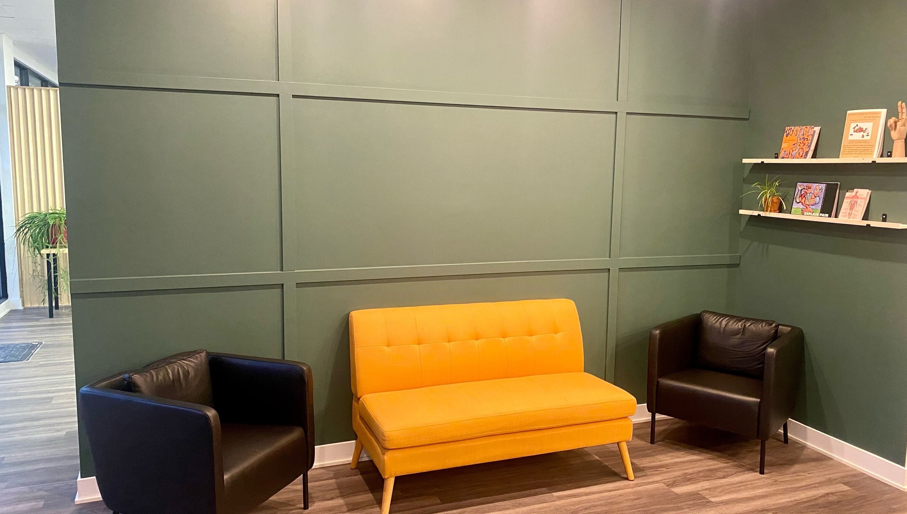 Espace d'accueil coloré chez Physioactif Ahuntsic - physiothérapie Ahuntsic et Villeray, Montréal, Québec, CA.