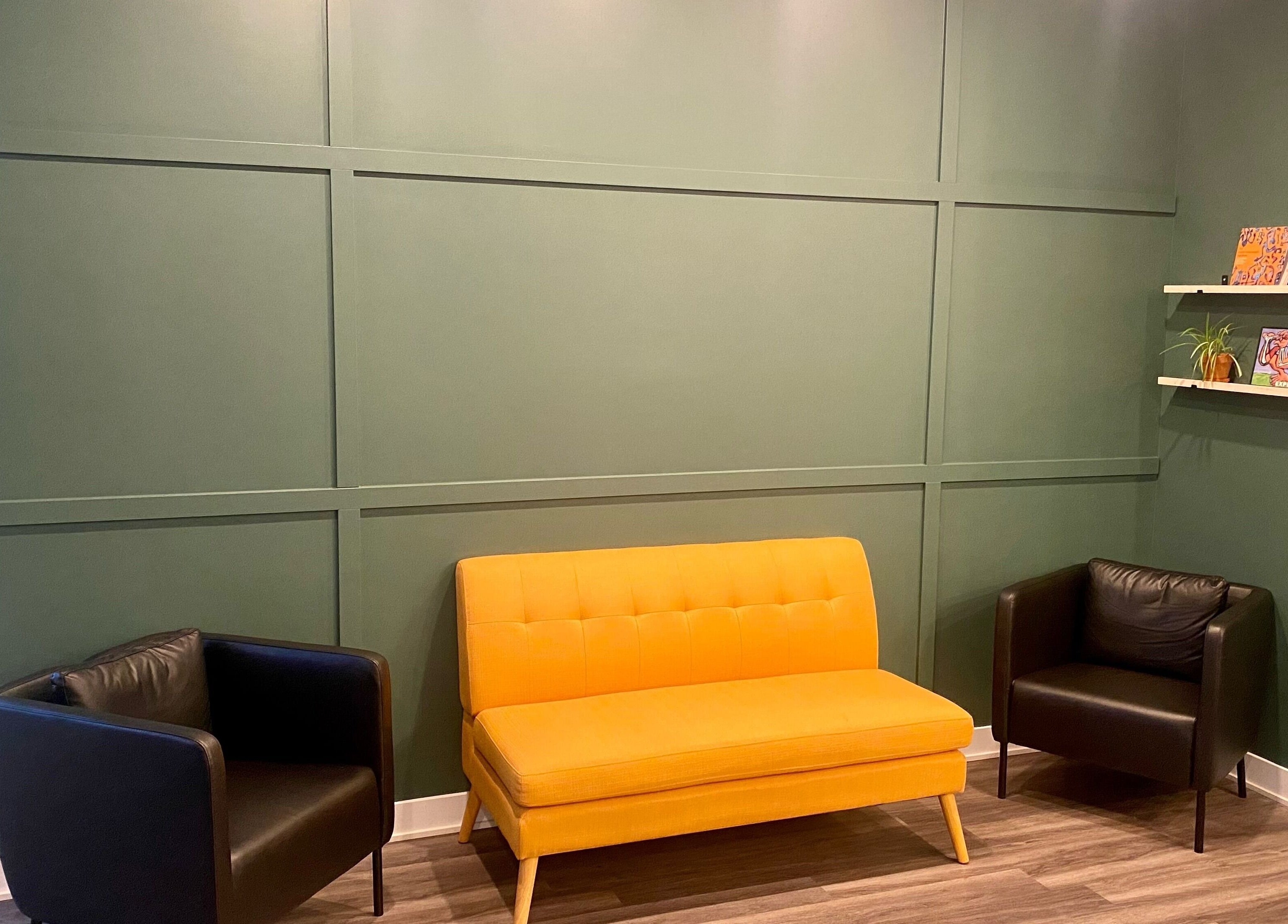 Espace d'accueil coloré chez Physioactif Ahuntsic - physiothérapie Ahuntsic et Villeray, Montréal, Québec, CA.