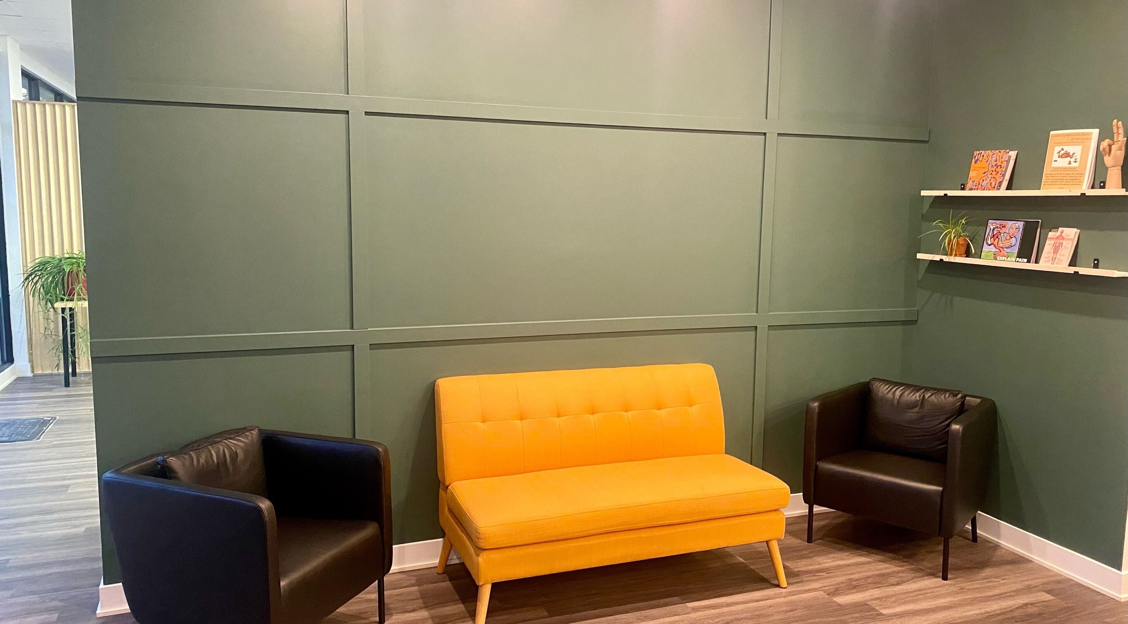 Espace d'accueil coloré chez Physioactif Ahuntsic - physiothérapie Ahuntsic et Villeray, Montréal, Québec, CA.