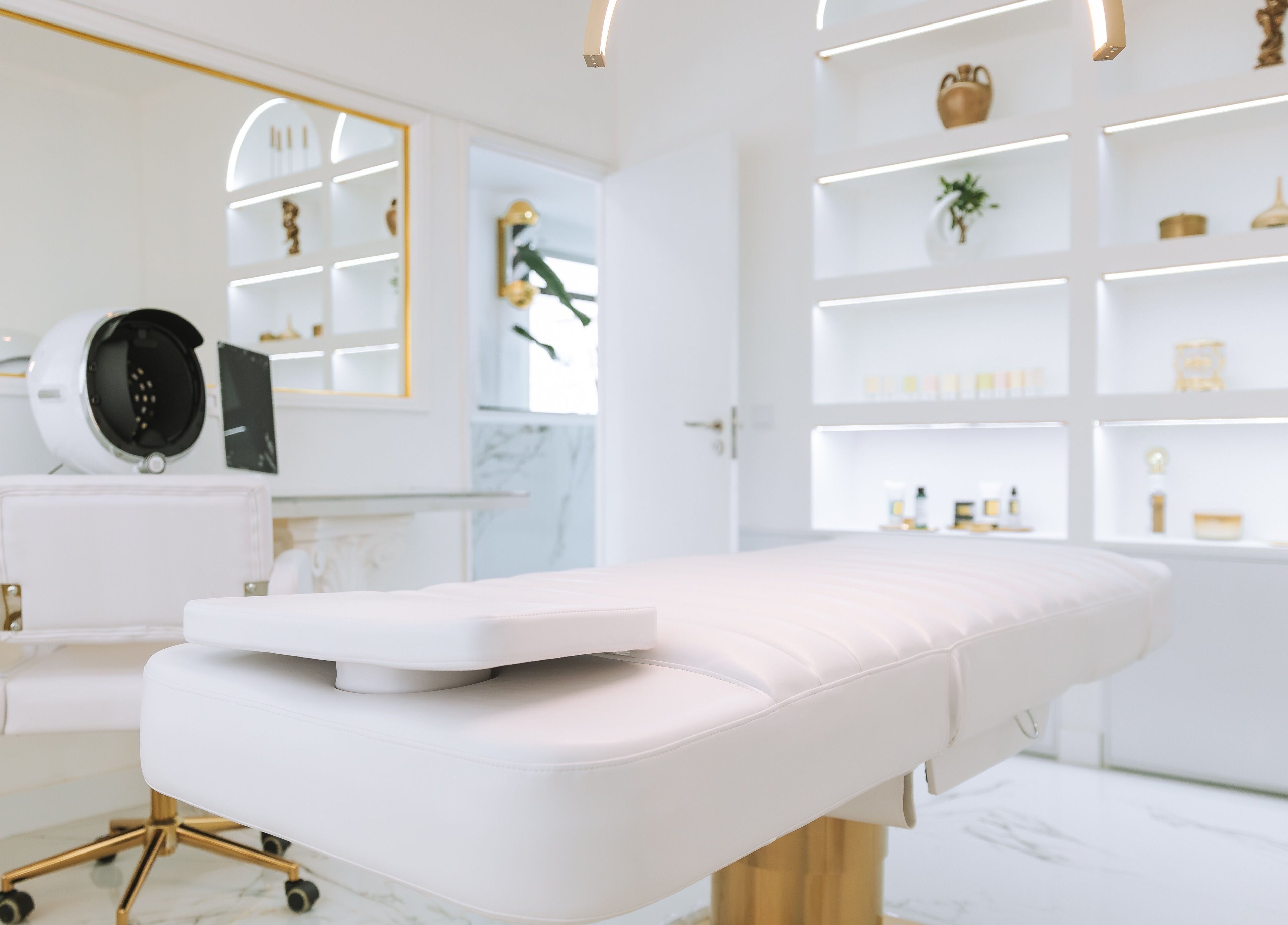 Luxury treatment room at Olimpo Skin, Santarém, Santarém, PT, showcasing modern design and soothing ambiance.