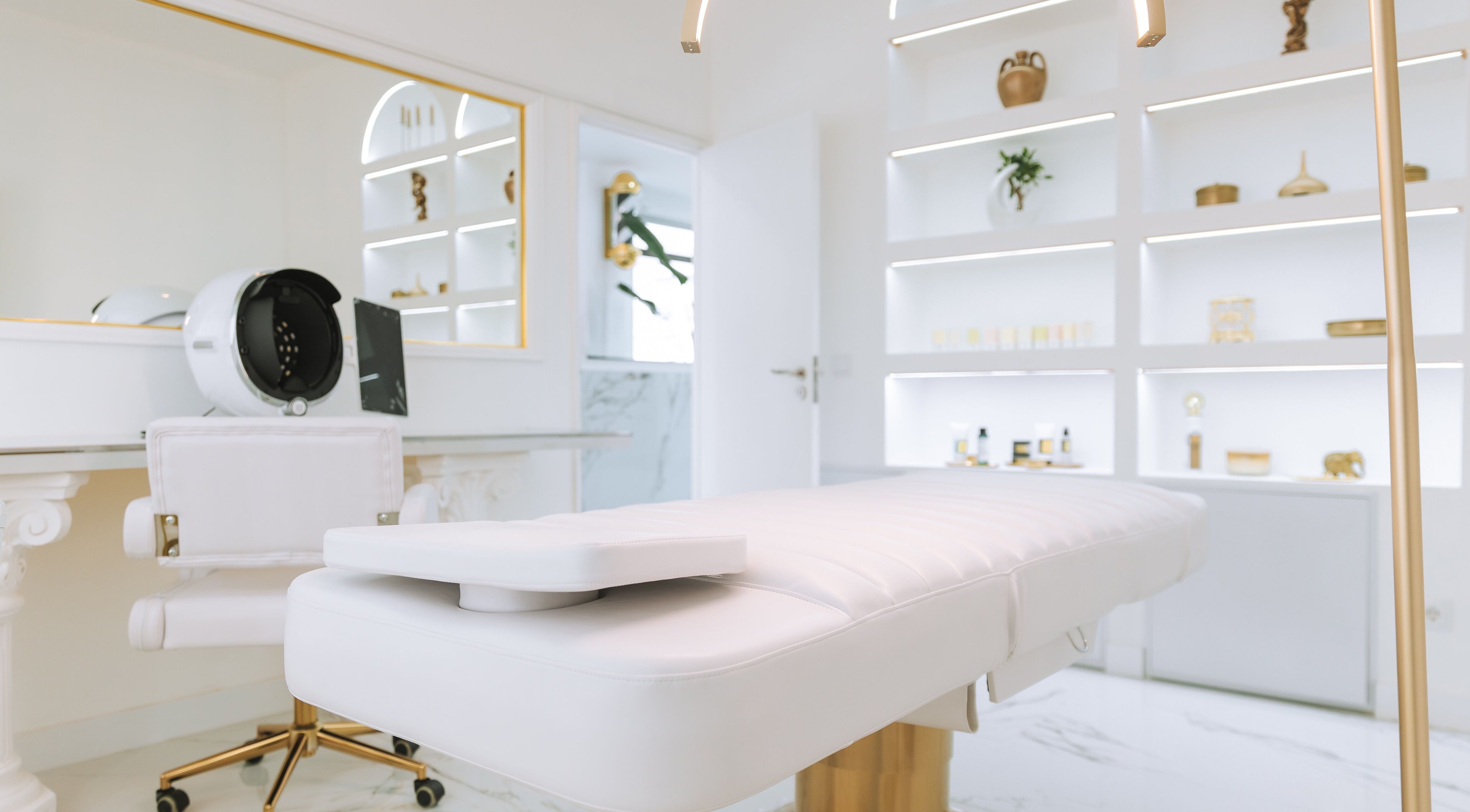Luxury treatment room at Olimpo Skin, Santarém, Santarém, PT, showcasing modern design and soothing ambiance.
