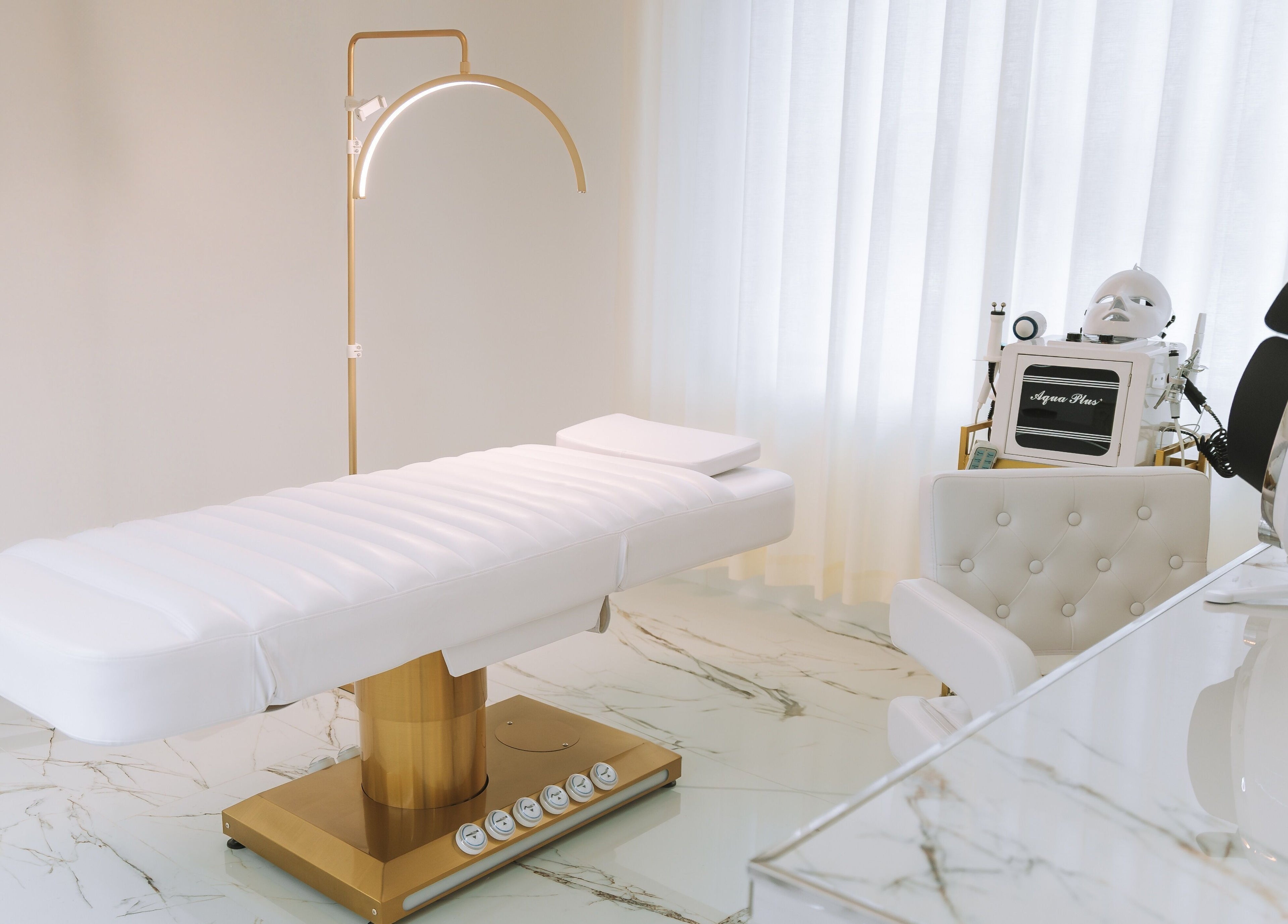 Luxurious spa room at Olimpo Skin in Santarém, Santarém, PT with a modern treatment bed and equipment.