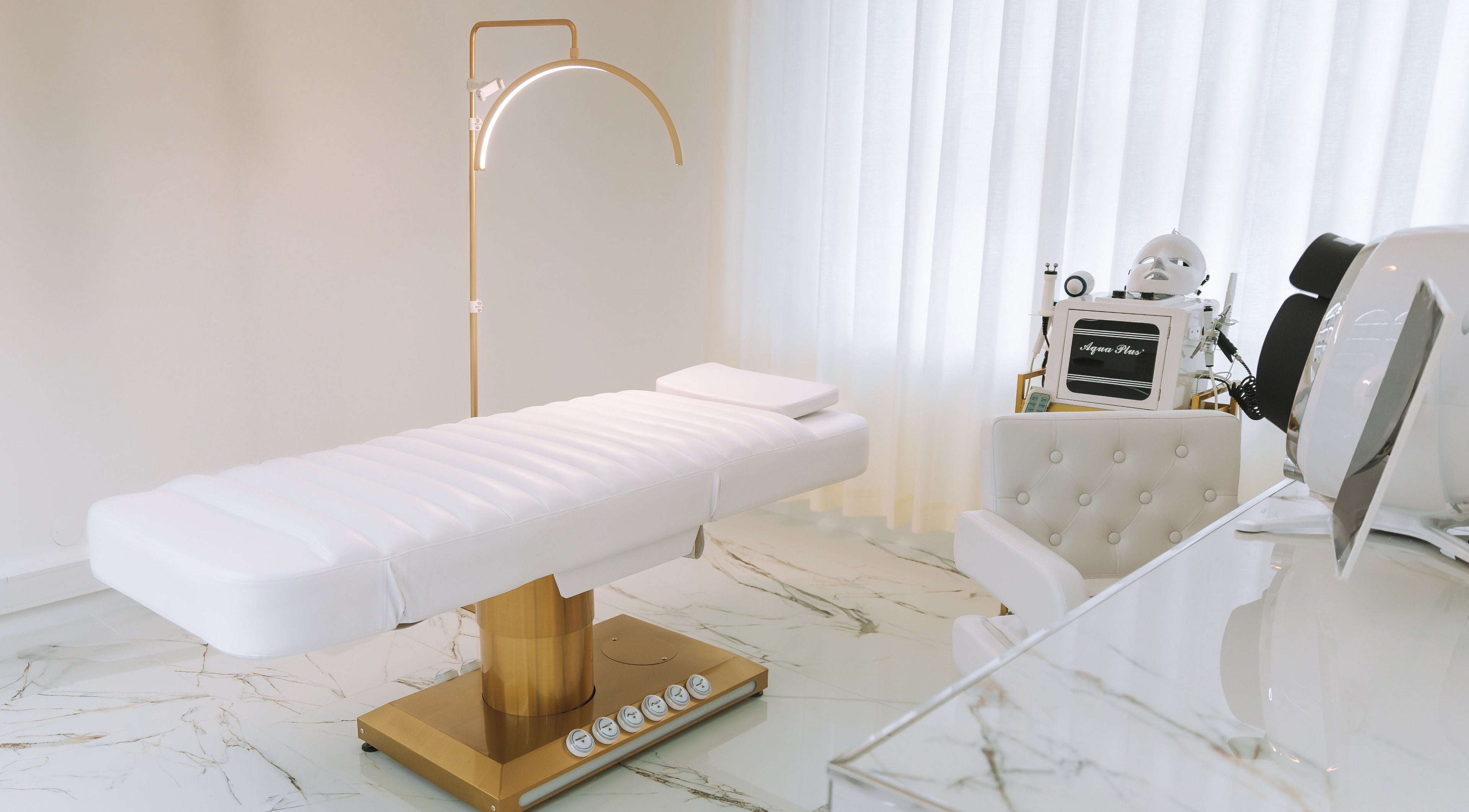 Luxurious spa room at Olimpo Skin in Santarém, Santarém, PT with a modern treatment bed and equipment.