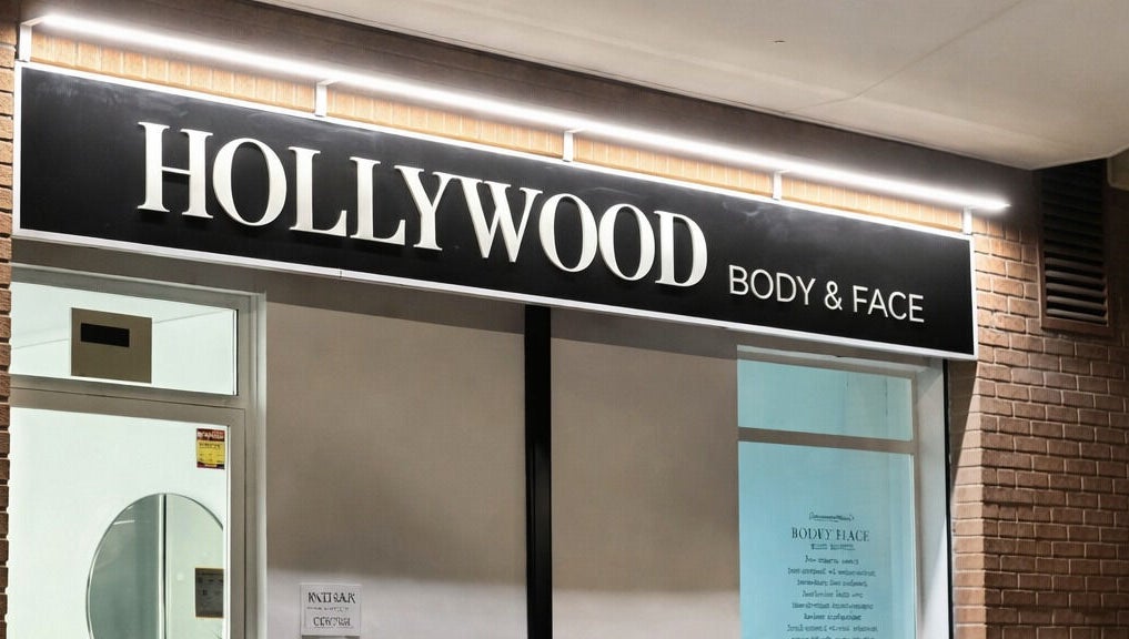 Front of Olena Maksymchuk beauty venue in València, Comunidad Valenciana, ES showcasing elegant signage.