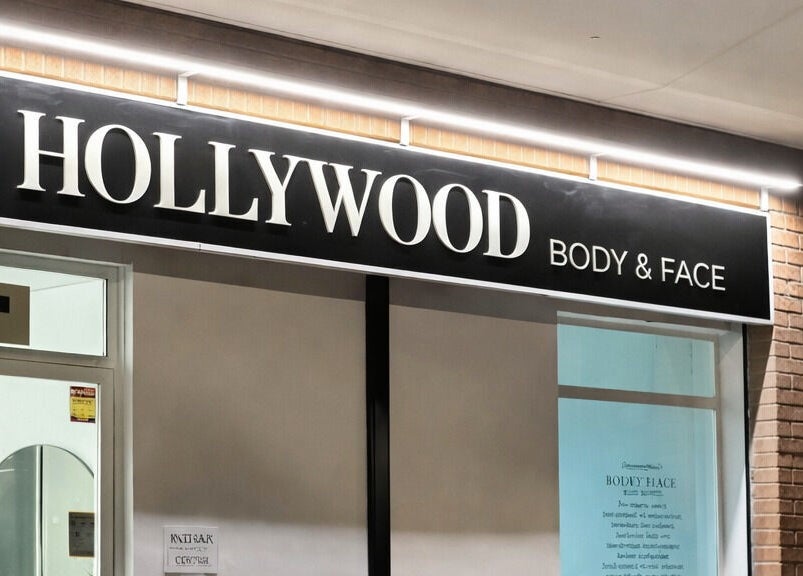 Front of Olena Maksymchuk beauty venue in València, Comunidad Valenciana, ES showcasing elegant signage.