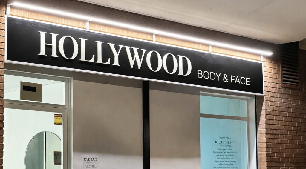 Front of Olena Maksymchuk beauty venue in València, Comunidad Valenciana, ES showcasing elegant signage.