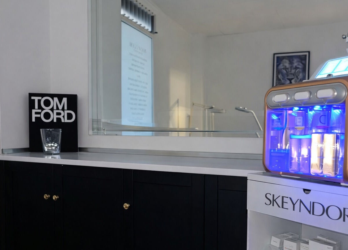 Skeyndor machine and Tom Ford decor at Olena Maksymchuk, València, Comunidad Valenciana, ES.