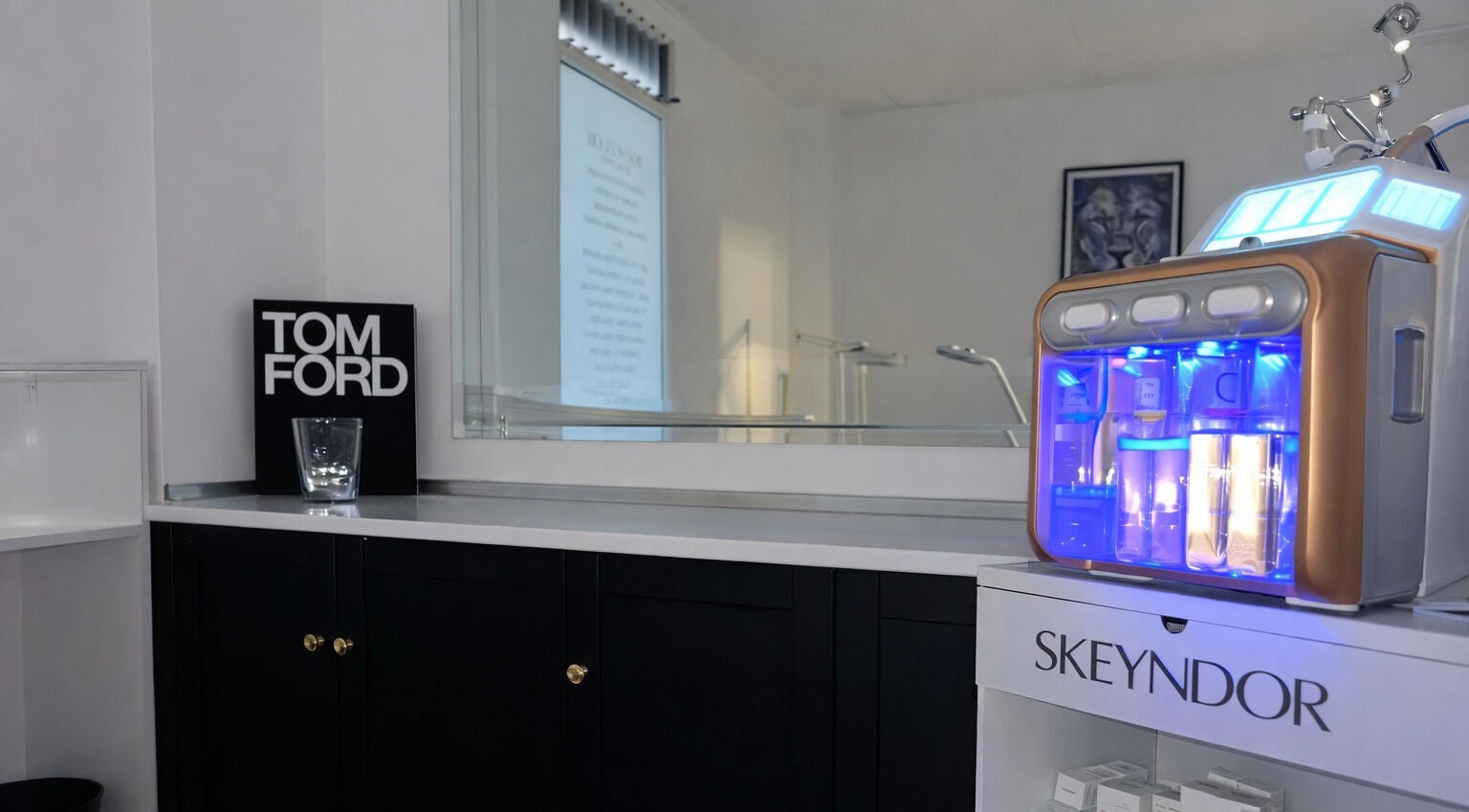 Skeyndor machine and Tom Ford decor at Olena Maksymchuk, València, Comunidad Valenciana, ES.