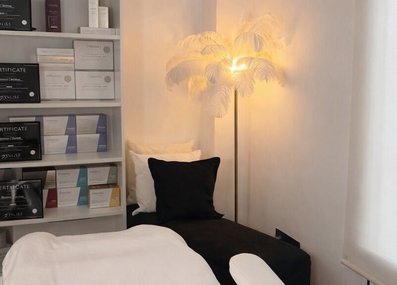 Relaxing therapy room at Olena Maksymchuk, València, Comunidad Valenciana, ES with certificates and ambient lighting.