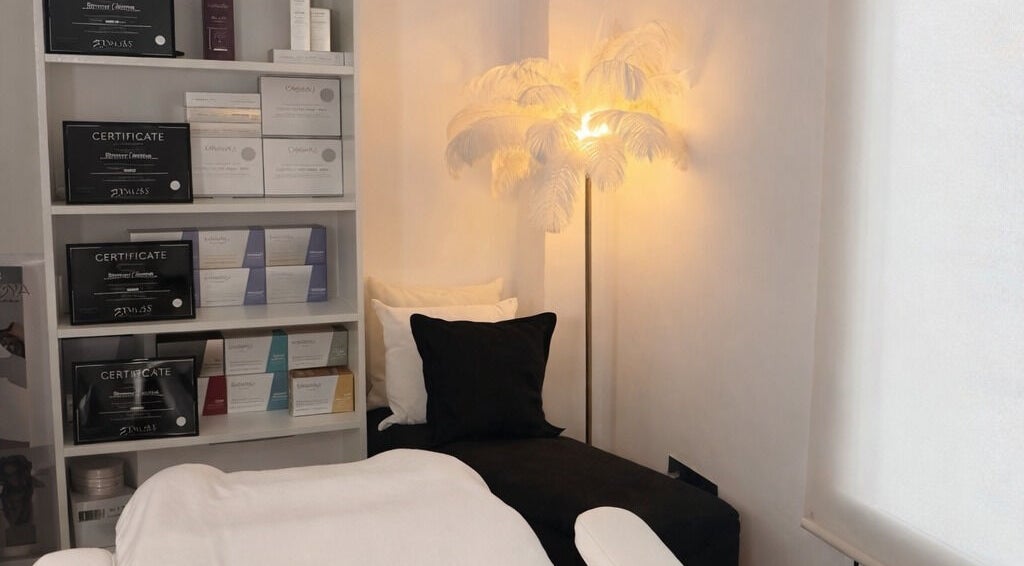 Relaxing therapy room at Olena Maksymchuk, València, Comunidad Valenciana, ES with certificates and ambient lighting.