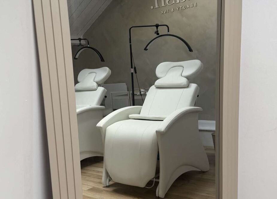Luxurious treatment chair at Lash & Brow Expert, London, England, GB. Ideal for beauty and wellness.