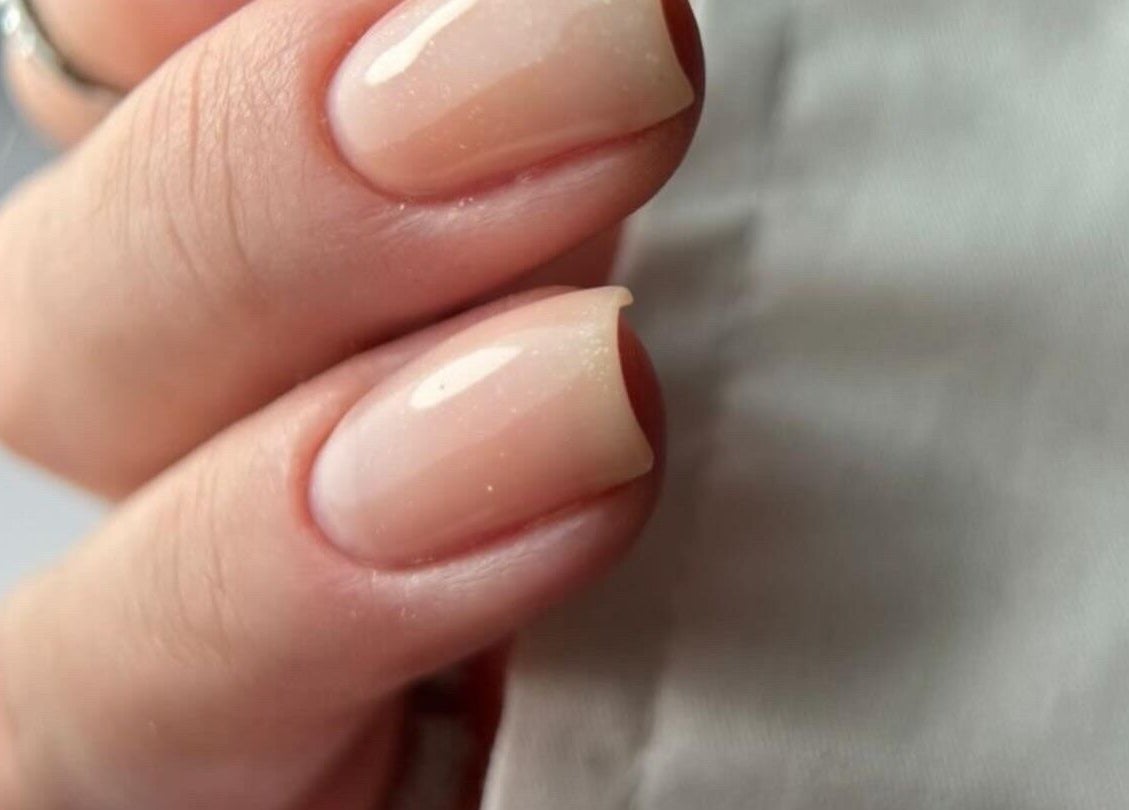 Beautifully manicured nails showcasing a glossy finish at Arlène Nails, GB.